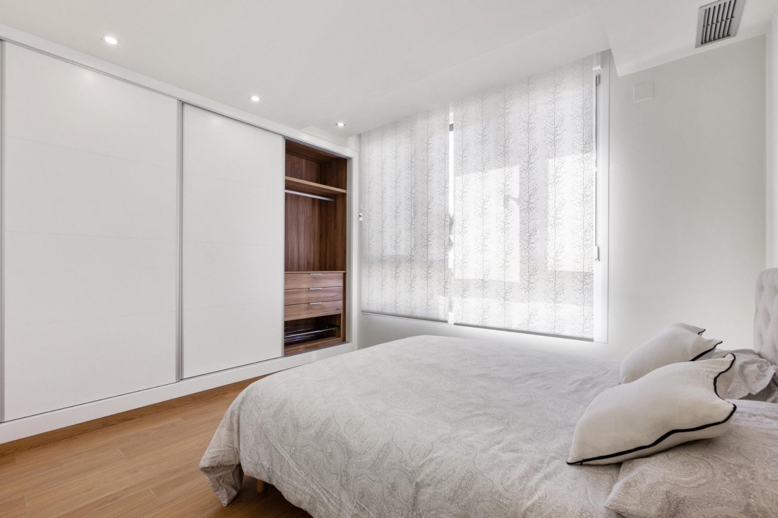 NEU GEBAUTE VILLEN IN ROJALES
Neubau von modernen Villen in Rojales. 
Villen bauen über 2 Floosr, mit 3 Schlafzimmern und 3 Bädern, off