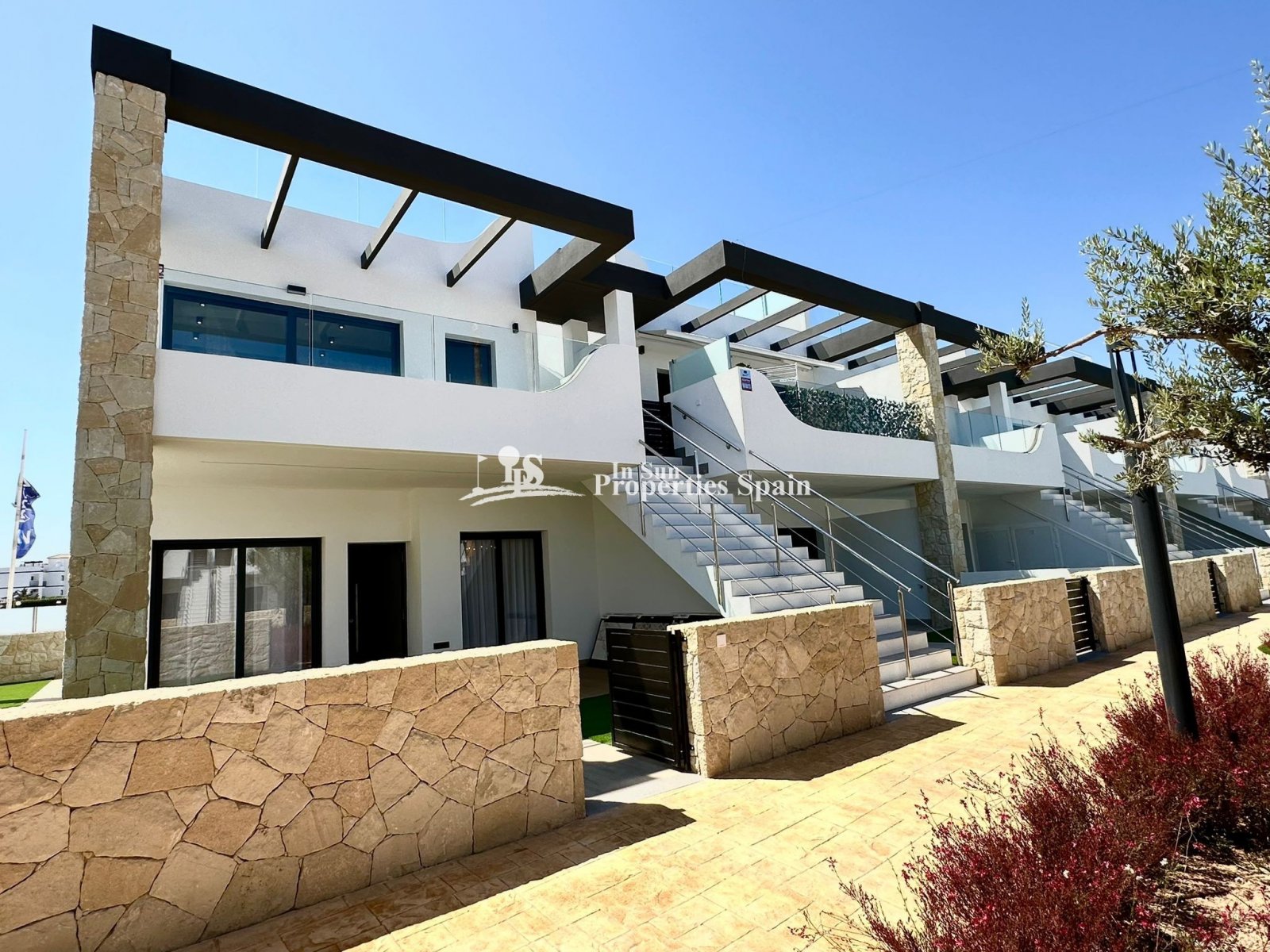 Orihuela Costa: 
												NEU GEBAUTES WOHNHAUS IN VILLAMARTIN PAU 26, ORIHUELA COSTA - 10 Minuten vom Strand entfernt!.

Dieses schöne Stadthaus besteht aus 3 Sch 