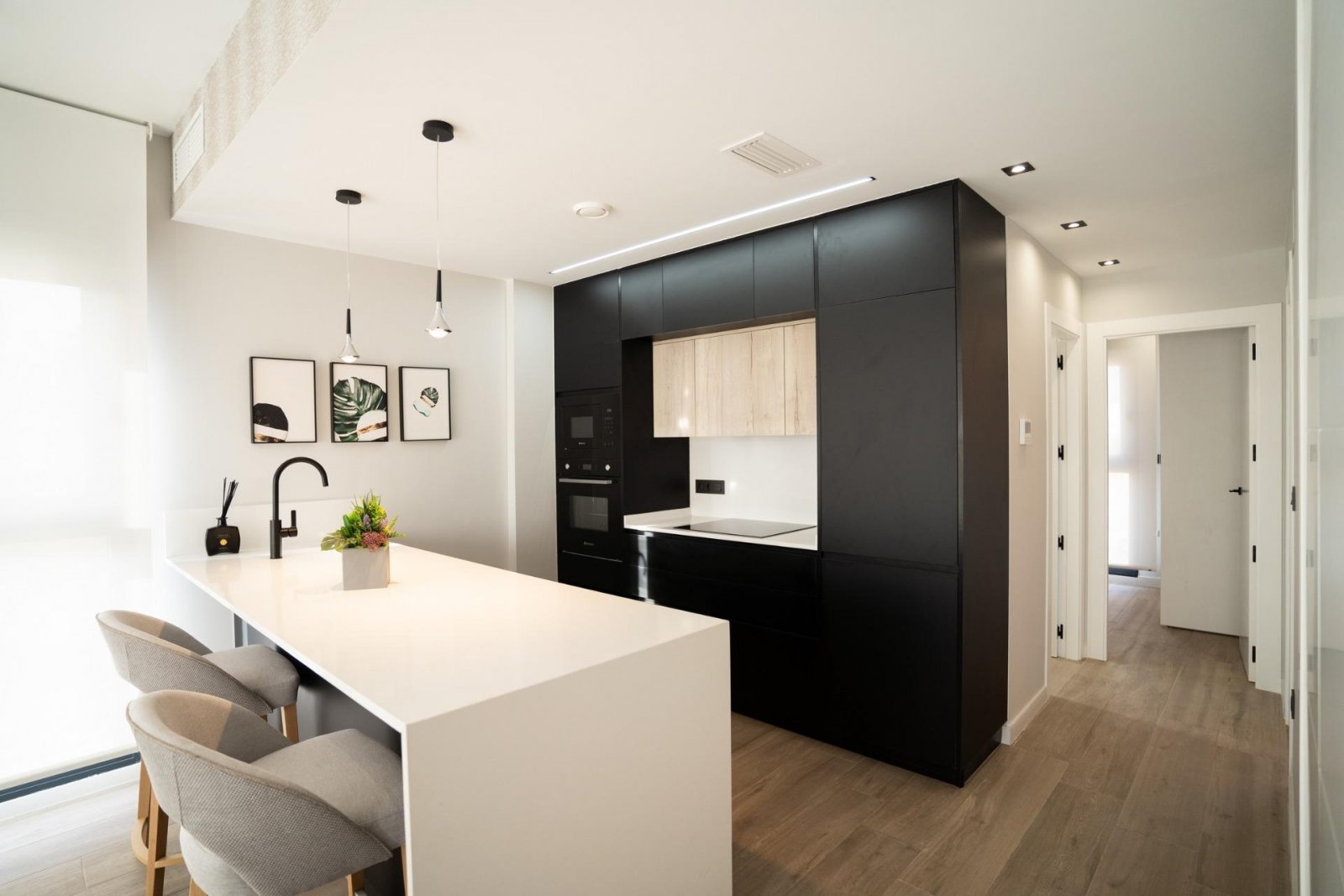 NEU GEBAUTES WOHNHAUS IN VILLAMARTIN PAU 26, ORIHUELA COSTA - 10 Minuten vom Strand entfernt!.
Dieses schöne Stadthaus besteht aus 3 Sch