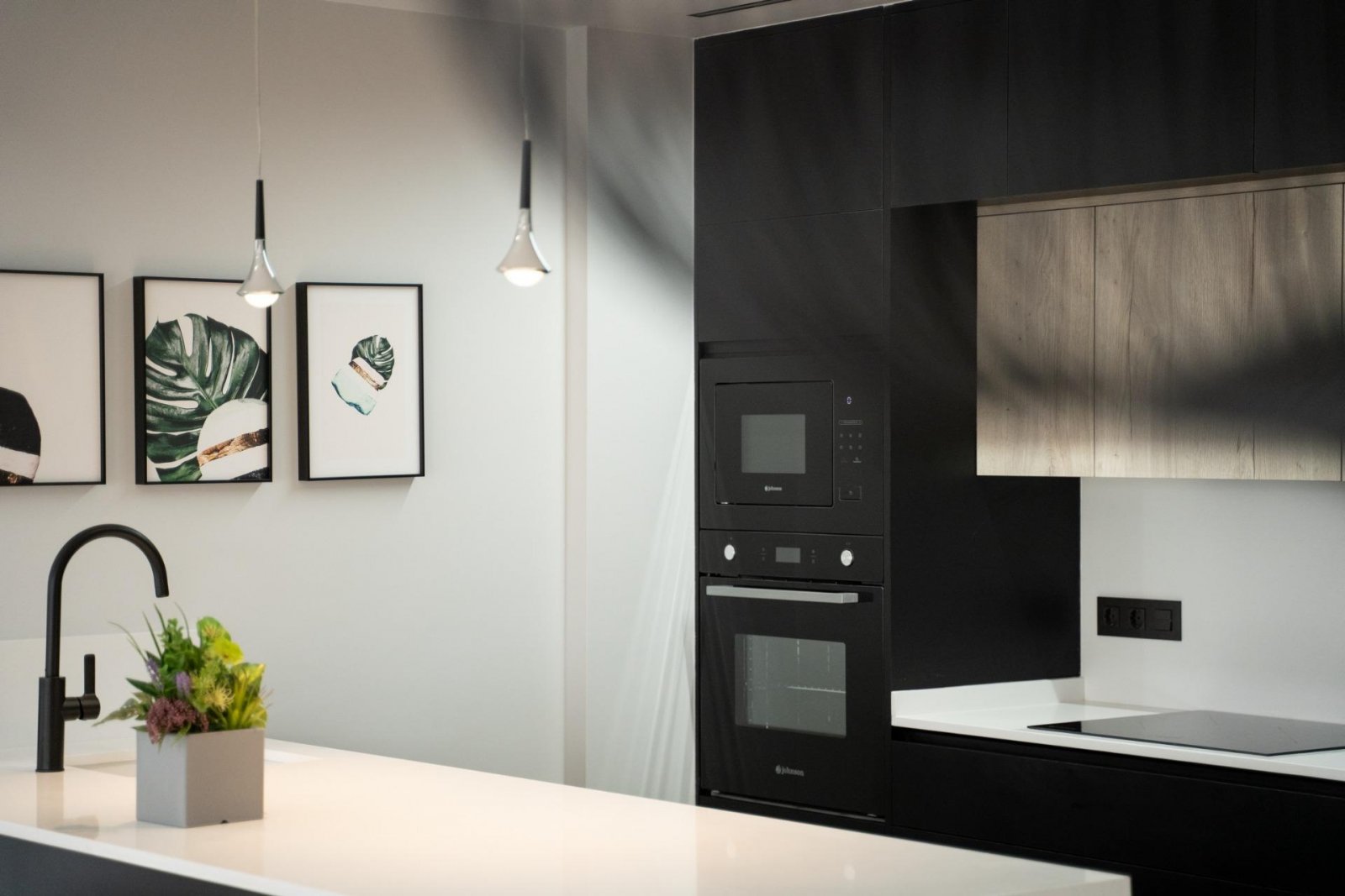 NEU GEBAUTES WOHNHAUS IN VILLAMARTIN PAU 26, ORIHUELA COSTA - 10 Minuten vom Strand entfernt!.
Dieses schöne Stadthaus besteht aus 3 Sch