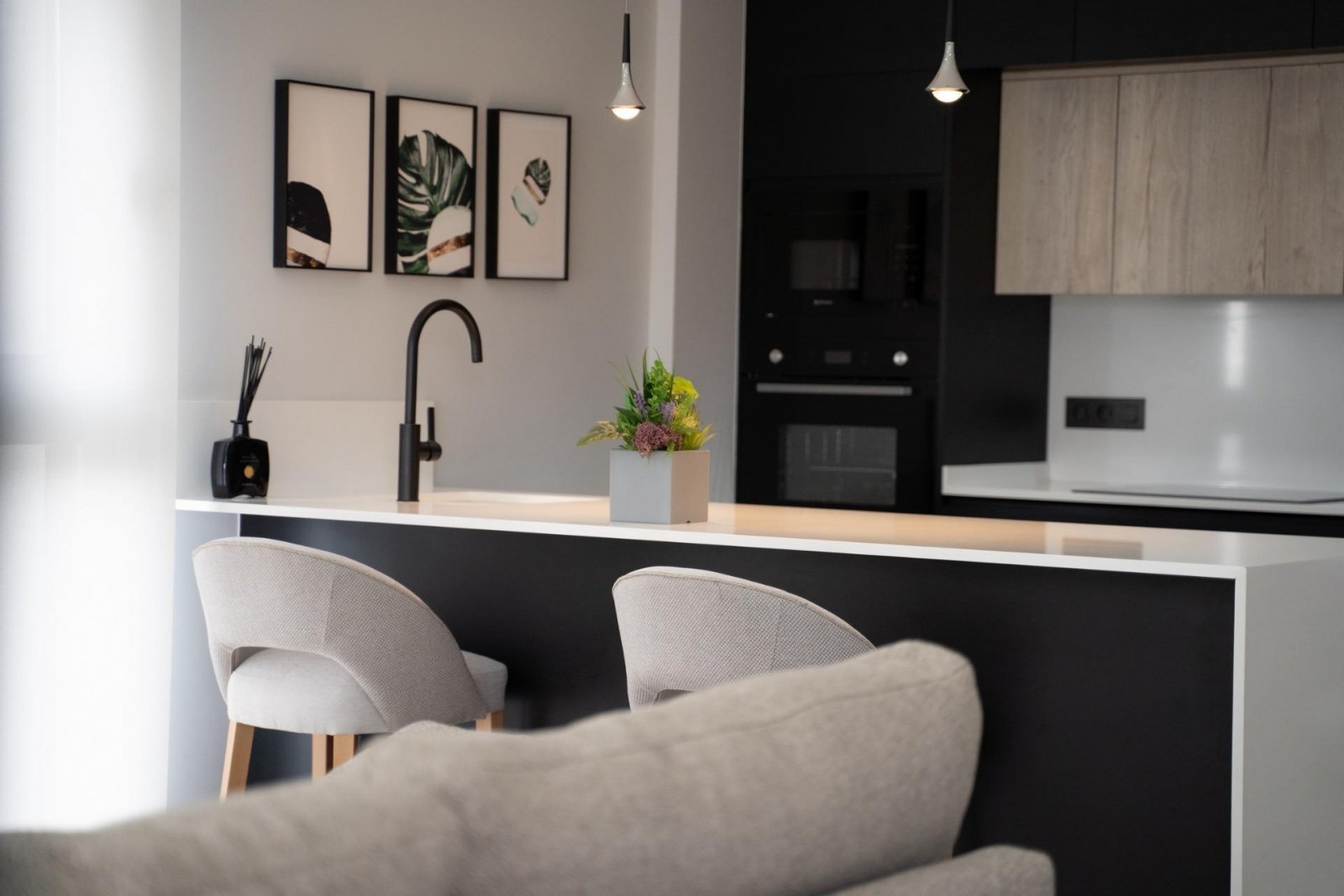 NEU GEBAUTES WOHNHAUS IN VILLAMARTIN PAU 26, ORIHUELA COSTA - 10 Minuten vom Strand entfernt!.
Dieses schöne Stadthaus besteht aus 3 Sch