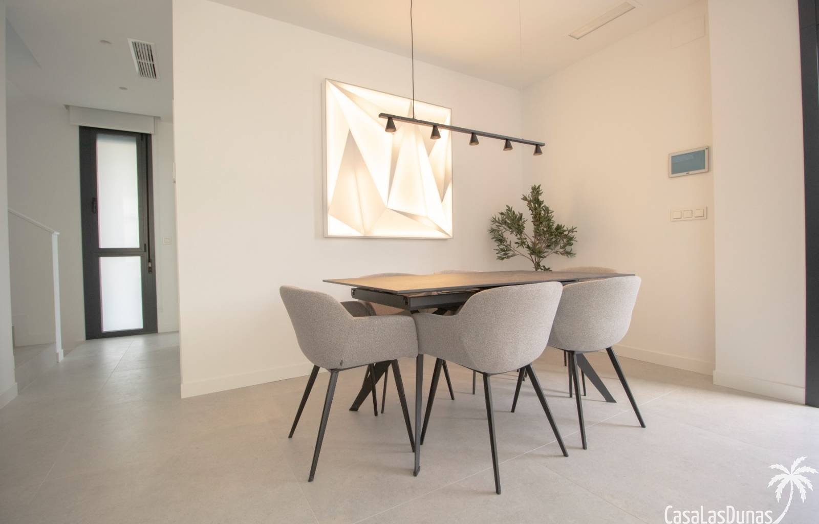 Wachen Sie jeden Morgen mit Blick auf das Meer und die grünen Hügel des benachbarten Golfplatzes auf. Profitieren Sie von natürlichem Licht dank der