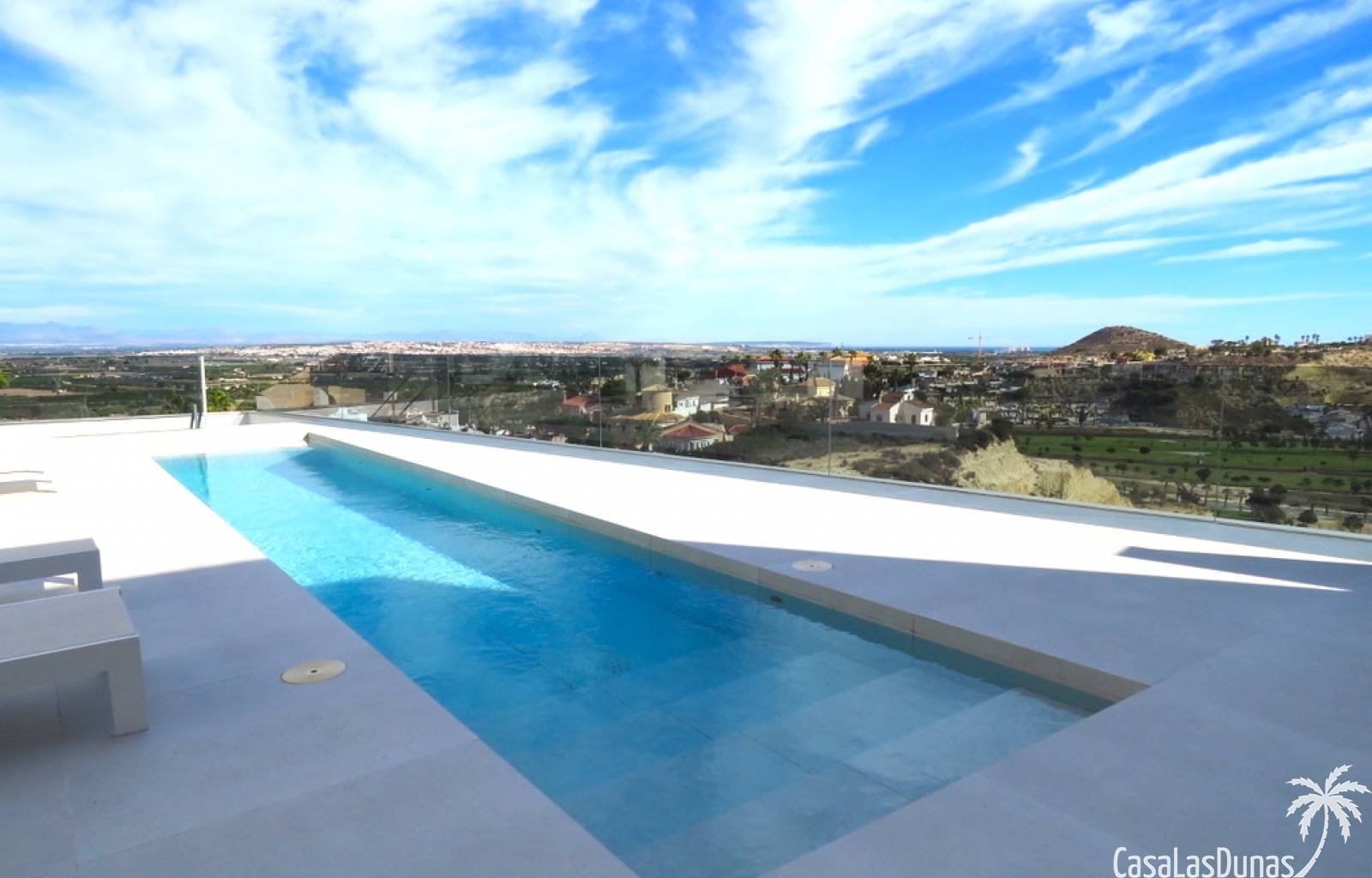 Luxusvilla-Schlüssel bereit!
 Komplett möblierte Villa in wunderschöner Lage in Ciudad Quesada. Diese Villa bietet einen wunderschönen Blick auf die