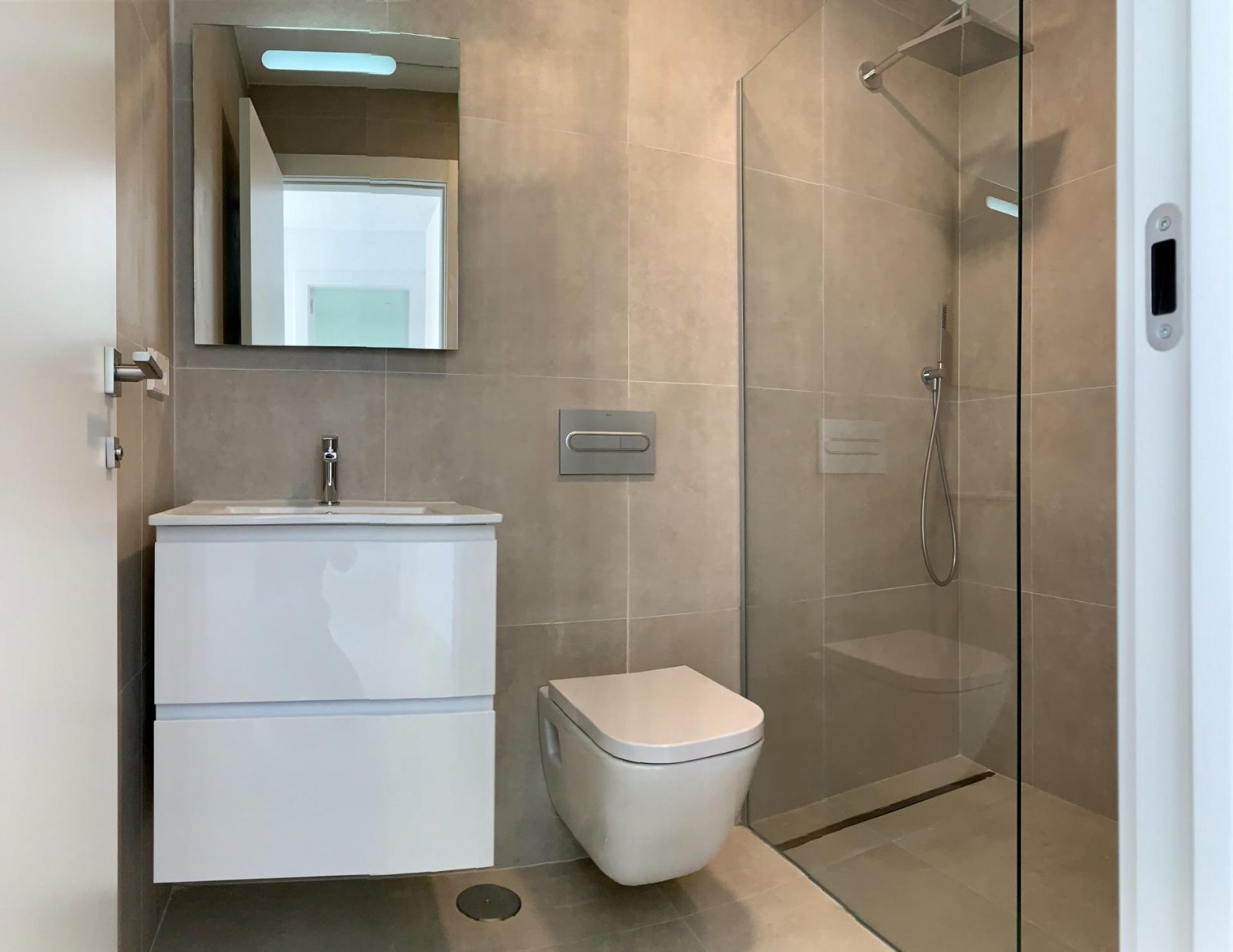 NEUBAU STADTHÄUSER IN LOS ALCAZARES Neubau von Villen und Stadthäusern in Serena Golf, Los Alcazares. Moderne Stadthäuser mit 3 Schlafzim