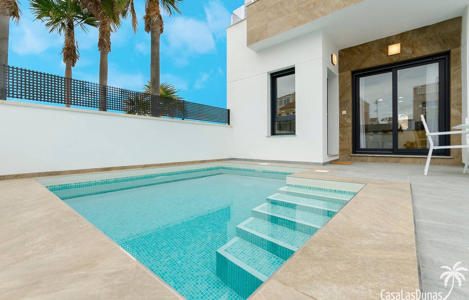  Im sonnigen Torrevieja entstehen 7 wunderschöne Villen mit privaten Pools. Die Häuser befinden sich in einer sehr schönen Lage, nur wenige Schritte v