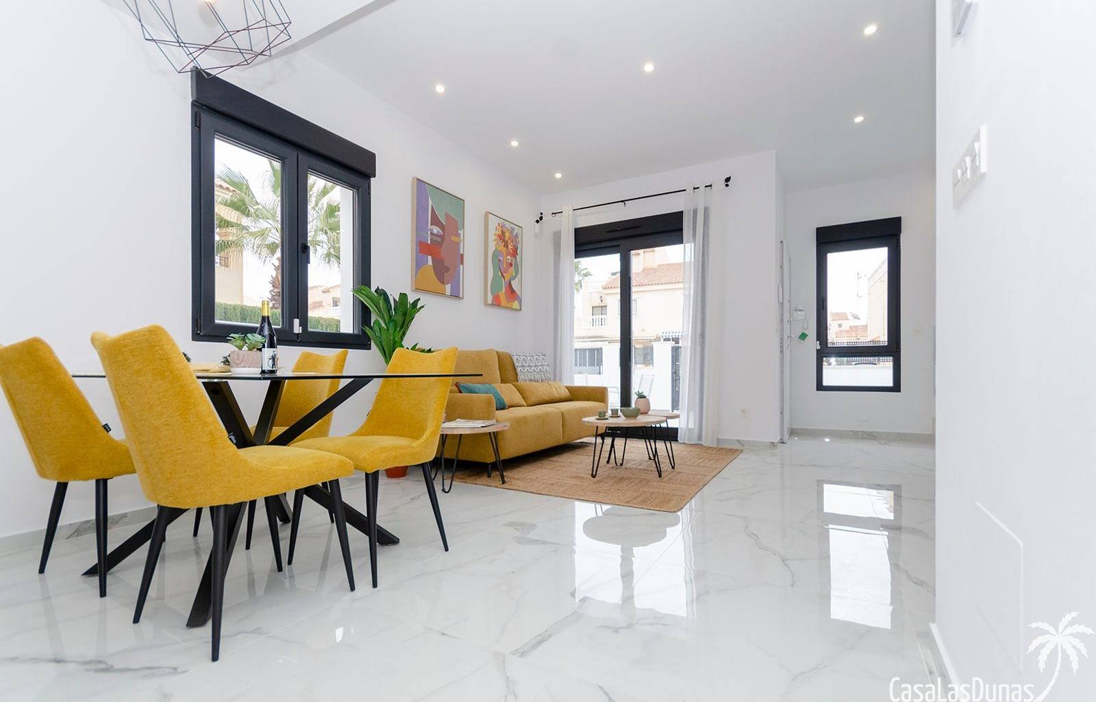  Im sonnigen Torrevieja entstehen 7 wunderschöne Villen mit privaten Pools. Die Häuser befinden sich in einer sehr schönen Lage, nur wenige Schritte v