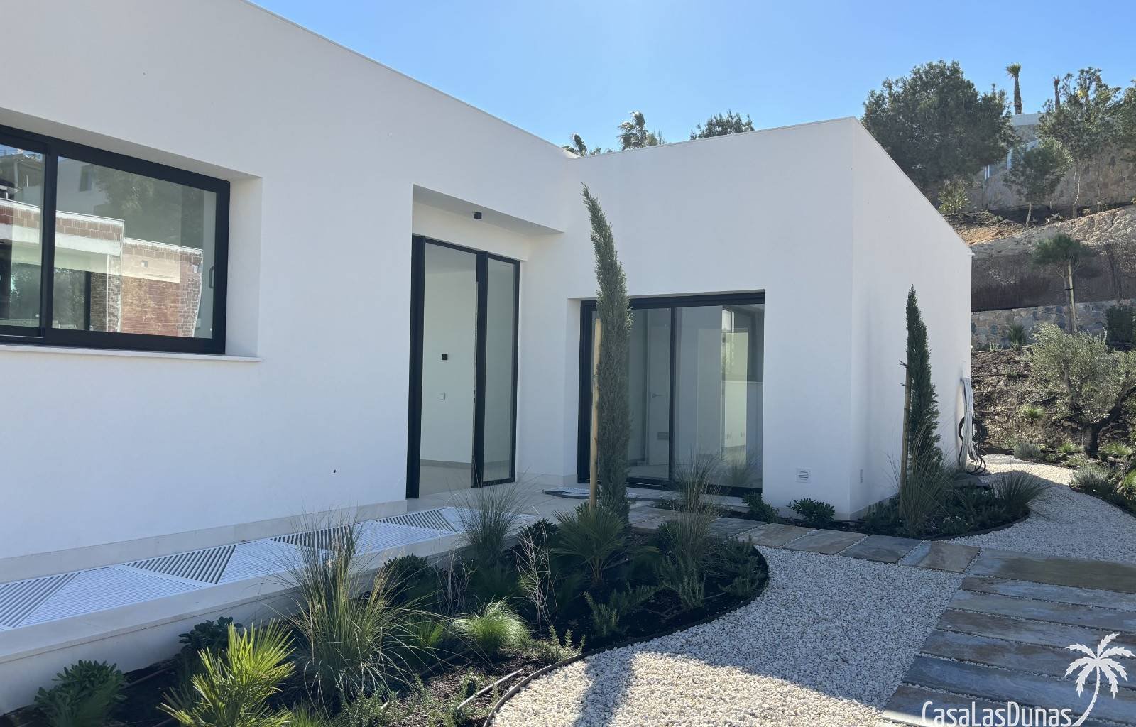 Drei wunderschöne Villen entstehen in bester Lage im luxuriösen Viertel Mimosa Community. Die Villen sind ca. 158 m2 groß und verfügen über 3 Schlafz