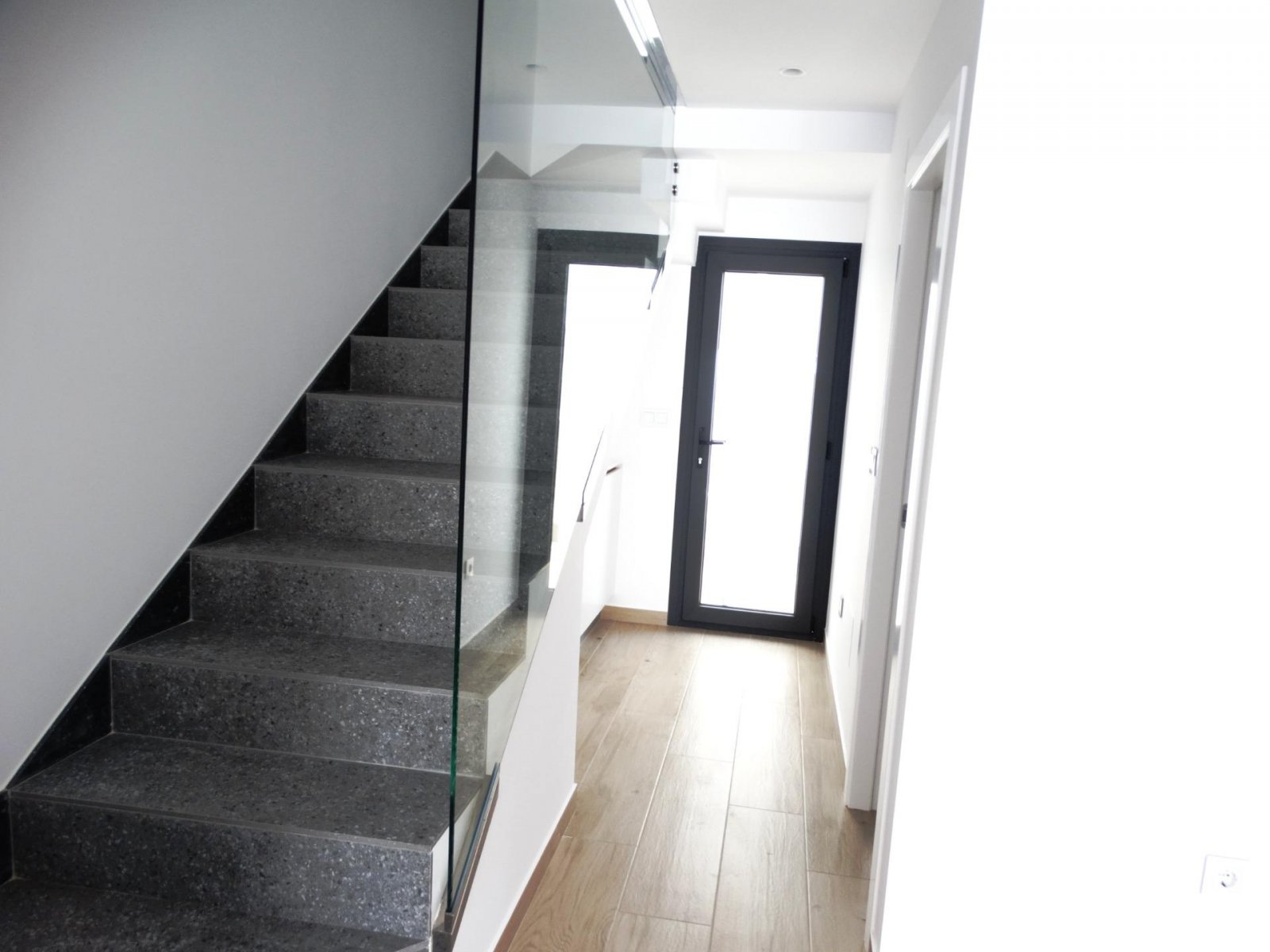 NEU GEBAUTE HALB-FREISTEHENDE VILLEN IN SANTIAGO DE LA RIBERA Neubau von 11 Reihenhäusern und Doppelhaushälften in Santiago de la Ribera,