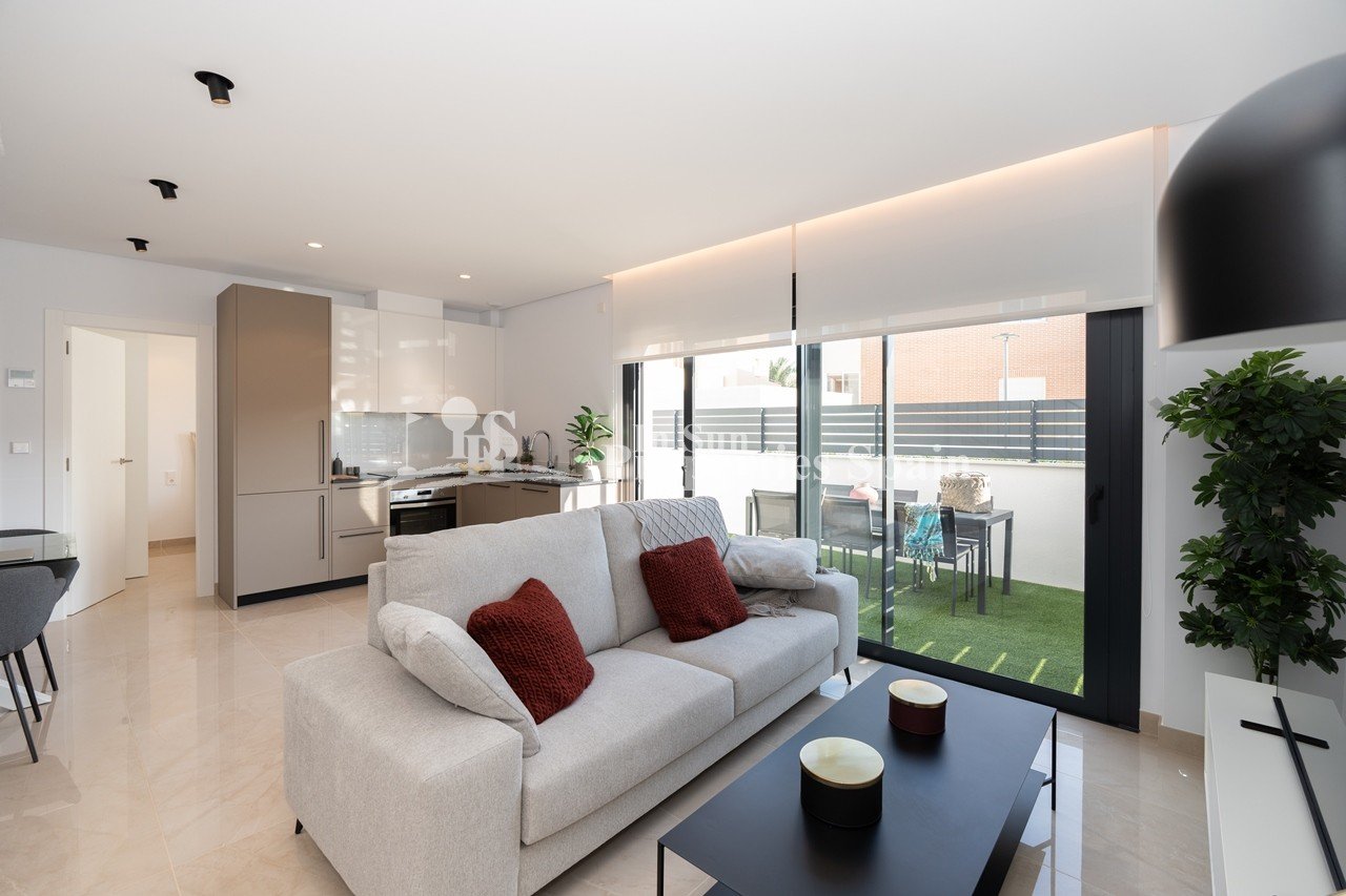 SCHÖNE QUAD IN EXKLUSIVEN WOHNANLAGE IN GRAN ALACANT! - mit Gemeinschaftspool und Gärten. 
 
Diese 86m2 Quad besteht aus 3 Schlafzimmer,