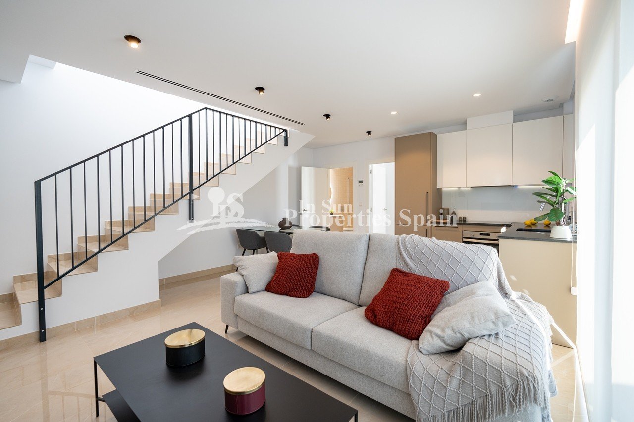 SCHÖNE QUAD IN EXKLUSIVEN WOHNANLAGE IN GRAN ALACANT! - mit Gemeinschaftspool und Gärten. 
 
Diese 86m2 Quad besteht aus 3 Schlafzimmer,