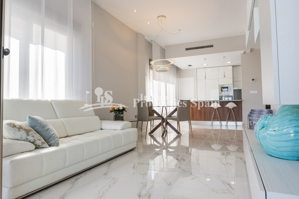 HERRLICHER NEUBAU VILLENKOMPLEX in PUNTA PRIMA, ORIHUELA COSTA nur wenige Meter vom Zentrum entfernt. 
 
Diese neue 125m2 große Villa wur