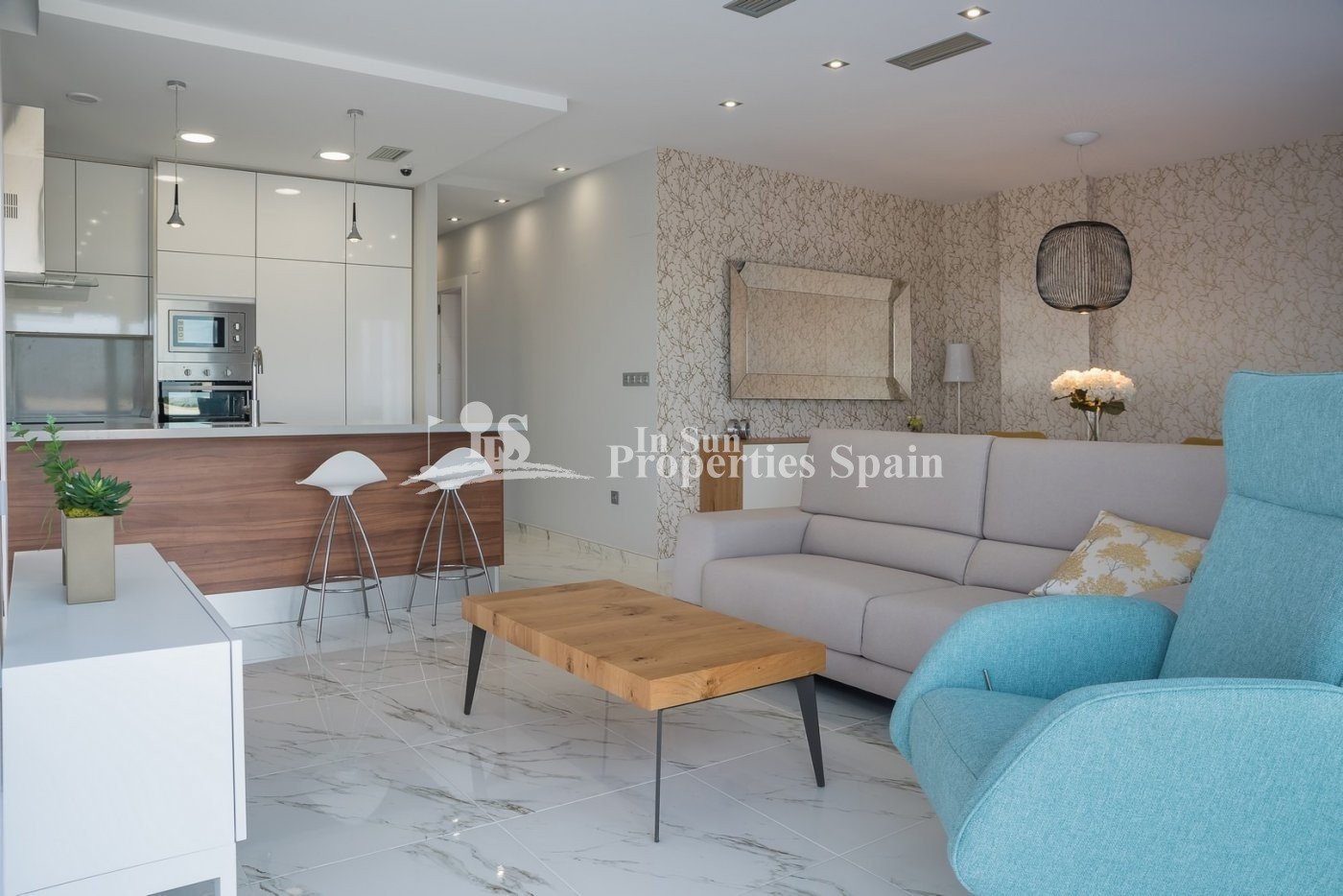 HERRLICHER NEUBAU VILLENKOMPLEX in PUNTA PRIMA, ORIHUELA COSTA nur wenige Meter vom Zentrum entfernt. 
 
Diese neue 125m2 große Villa wur