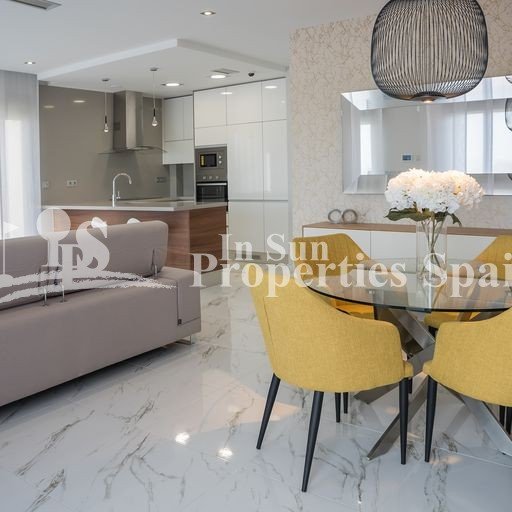 HERRLICHER NEUBAU VILLENKOMPLEX in PUNTA PRIMA, ORIHUELA COSTA nur wenige Meter vom Zentrum entfernt. 
 
Diese neue 125m2 große Villa wur