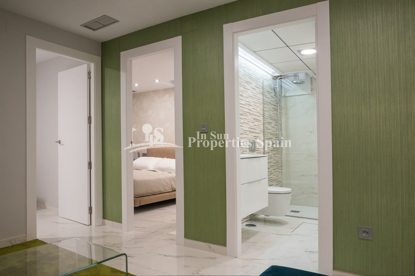 HERRLICHER NEUBAU VILLENKOMPLEX in PUNTA PRIMA, ORIHUELA COSTA nur wenige Meter vom Zentrum entfernt. 
 
Diese neue 125m2 große Villa wur