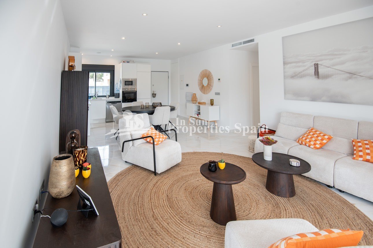 EXKLUSIVE MODERNE VILLA IN PINAR DE CAMPOVERDE, NEUBAU.
 
Diese 116m2 moderne Villa besteht aus 3 Schlafzimmern, 2 Bädern, einem offenen