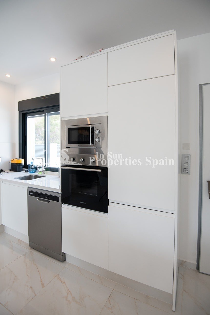 EXKLUSIVE MODERNE VILLA IN PINAR DE CAMPOVERDE, NEUBAU.
 
Diese 116m2 moderne Villa besteht aus 3 Schlafzimmern, 2 Bädern, einem offenen