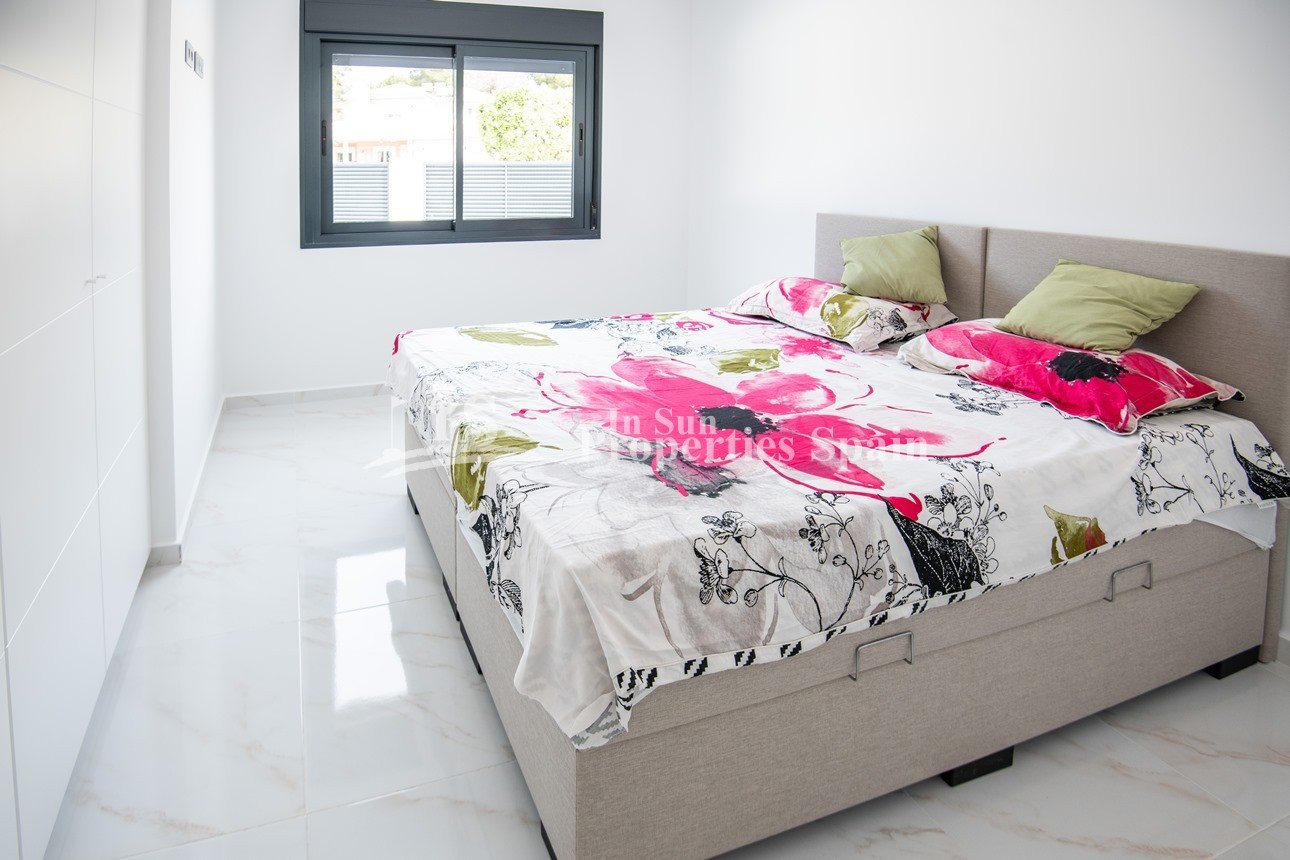 EXKLUSIVE MODERNE VILLA IN PINAR DE CAMPOVERDE, NEUBAU.
 
Diese 116m2 moderne Villa besteht aus 3 Schlafzimmern, 2 Bädern, einem offenen