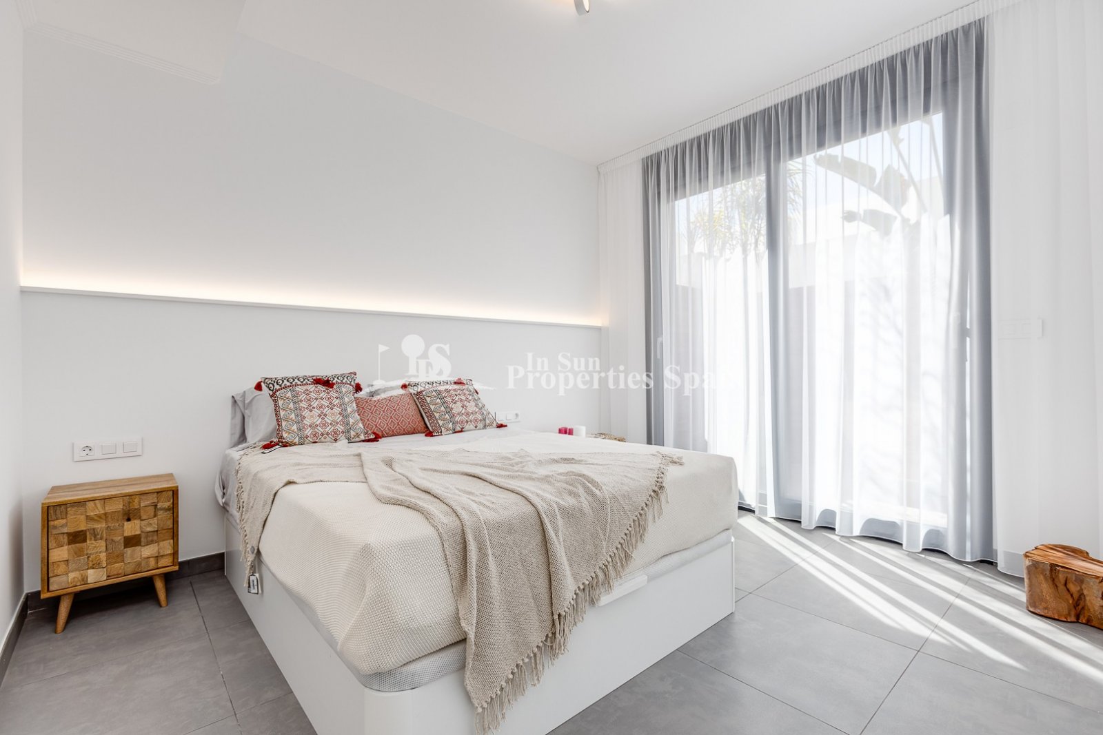 SCHÖNE MEDITERRANE VILLA, FREISTEHEND, IN TORREVIEJA nur 60m zum Strand mit Meerblick.
 
Diese 310m2 Villa ist auf einem Grundstück von 3