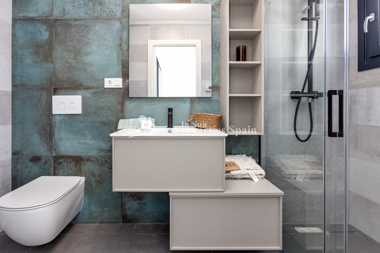 SCHÖNE MEDITERRANE VILLA, FREISTEHEND, IN TORREVIEJA nur 60m zum Strand mit Meerblick.
 
Diese 310m2 Villa ist auf einem Grundstück von 3