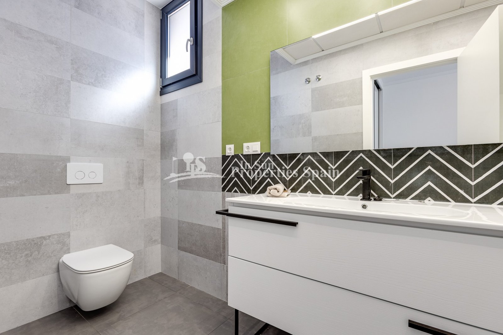 SCHÖNE MEDITERRANE VILLA, FREISTEHEND, IN TORREVIEJA nur 60m zum Strand mit Meerblick.
 
Diese 310m2 Villa ist auf einem Grundstück von 3