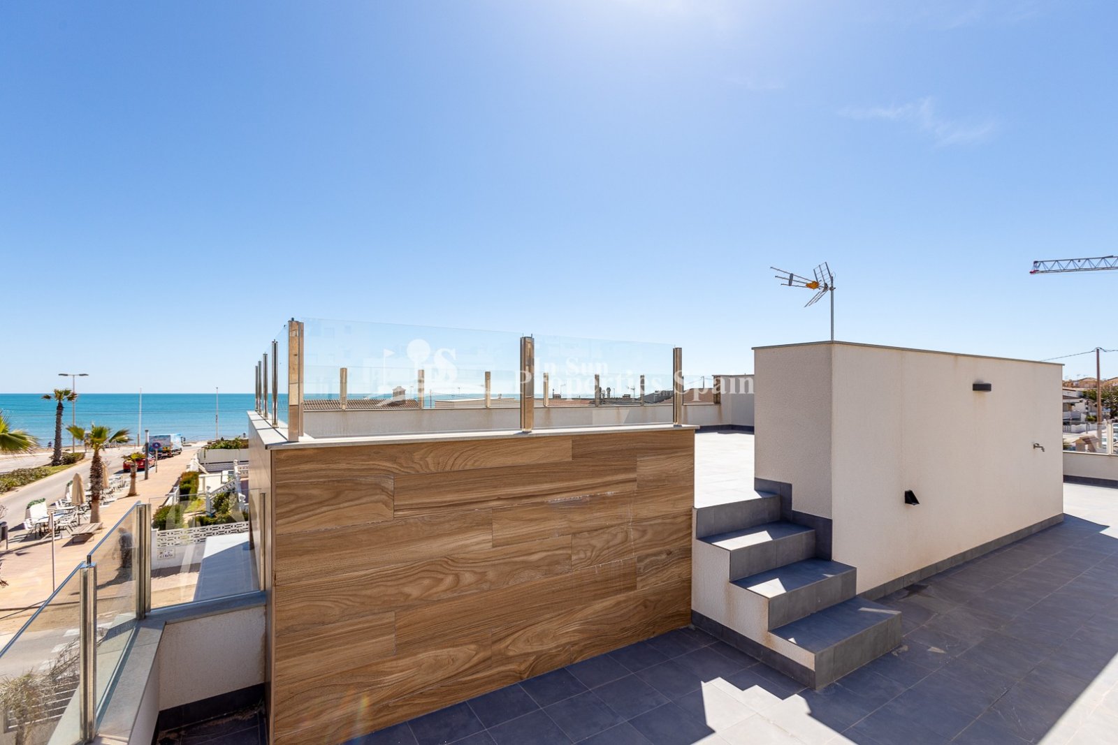 SCHÖNE MEDITERRANE VILLA, FREISTEHEND, IN TORREVIEJA nur 60m zum Strand mit Meerblick.
 
Diese 310m2 Villa ist auf einem Grundstück von 3