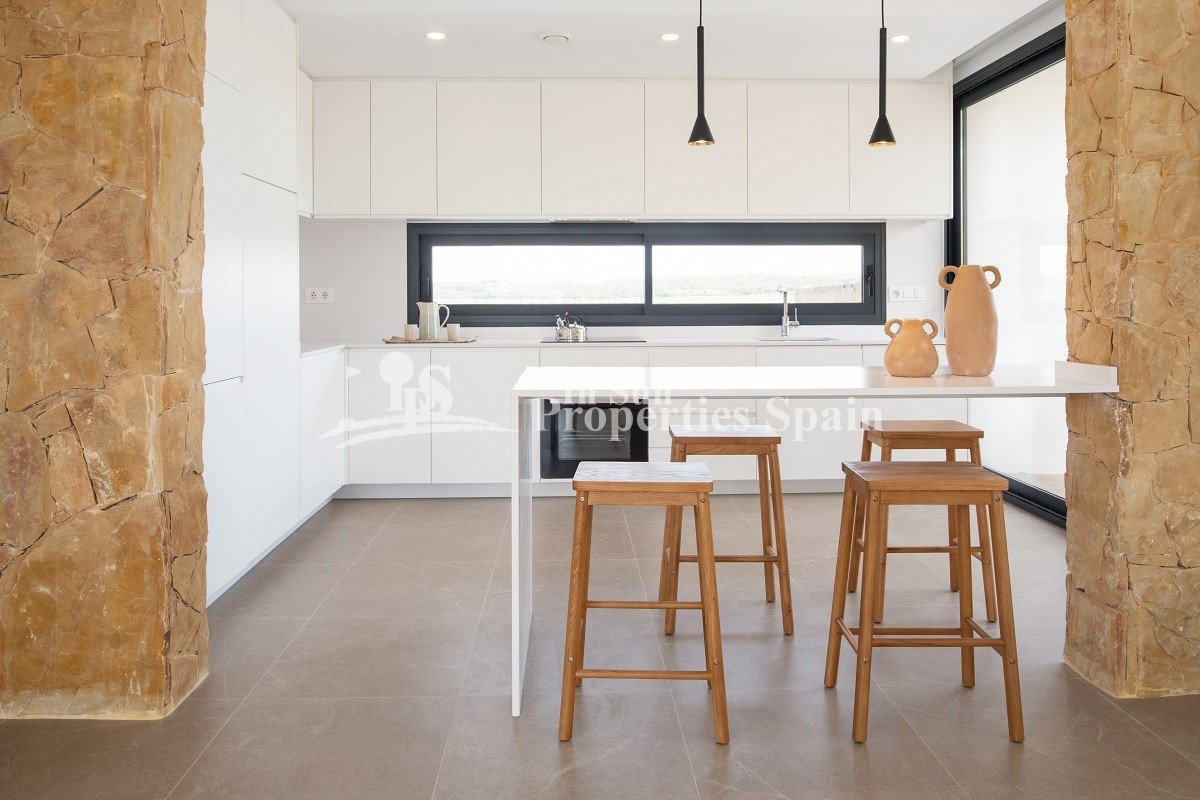 Diese außergewöhnliche, 195 m² große, freistehende Luxusvilla befindet sich auf einem 500 m² großen Grundstück in der prestigeträchtigen