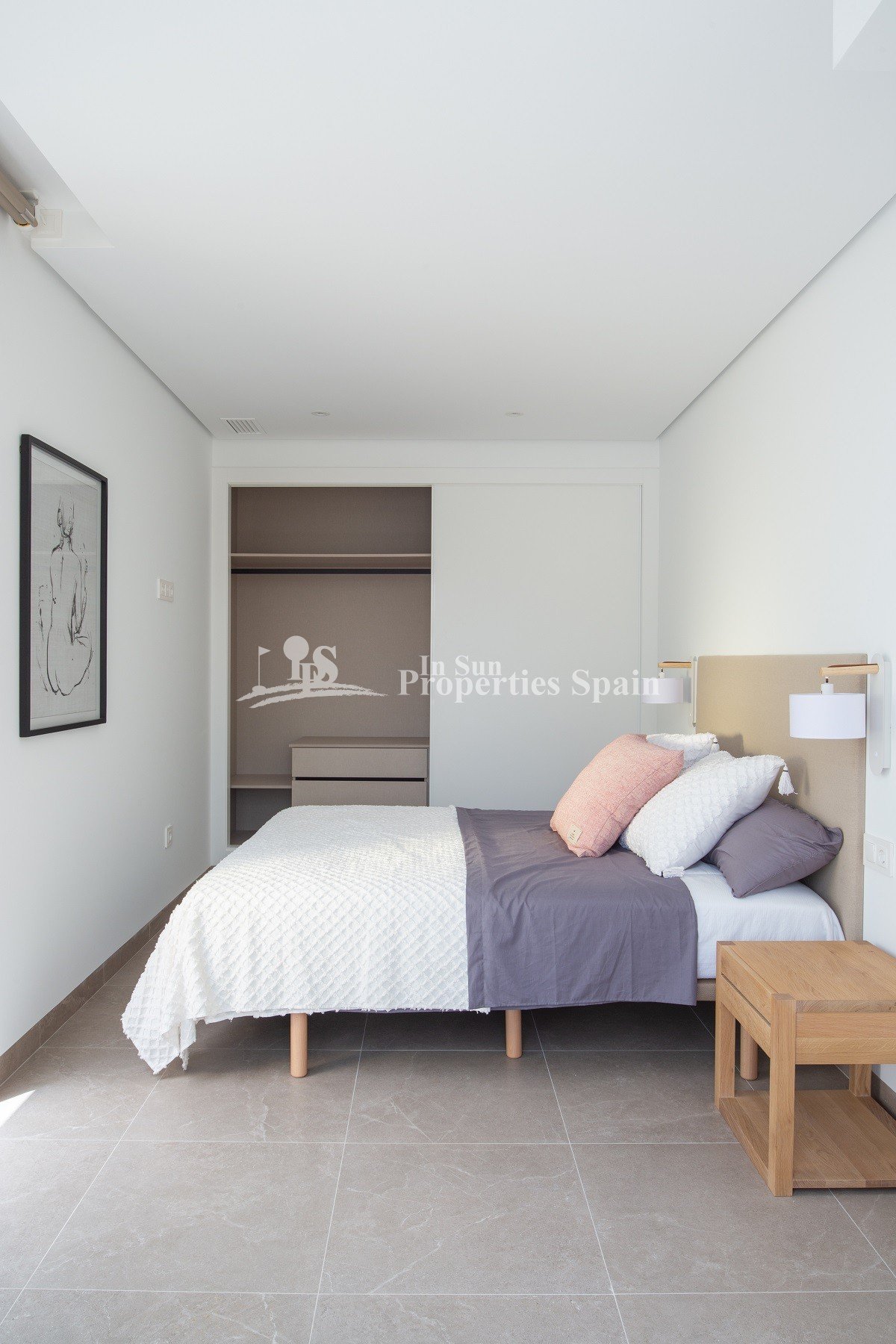 Diese außergewöhnliche, 195 m² große, freistehende Luxusvilla befindet sich auf einem 500 m² großen Grundstück in der prestigeträchtigen