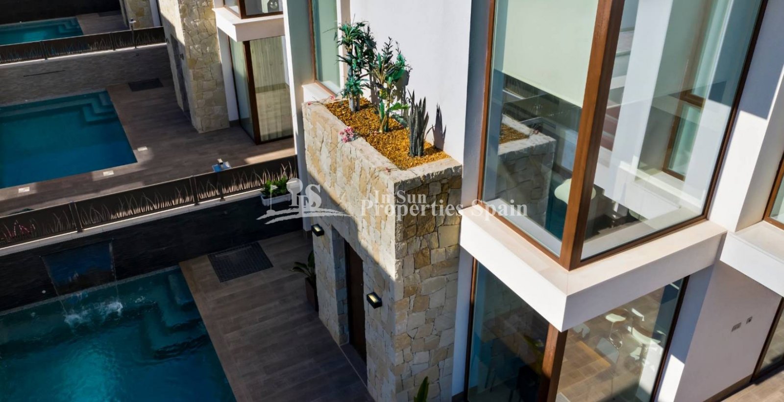 FANTASTISCHE FREISTEHENDE DESIGN-VILLA in ROJALES mit privatem Pool und Garten. 
 
Diese freistehende Villa von 109m2 mit Südausrichtung