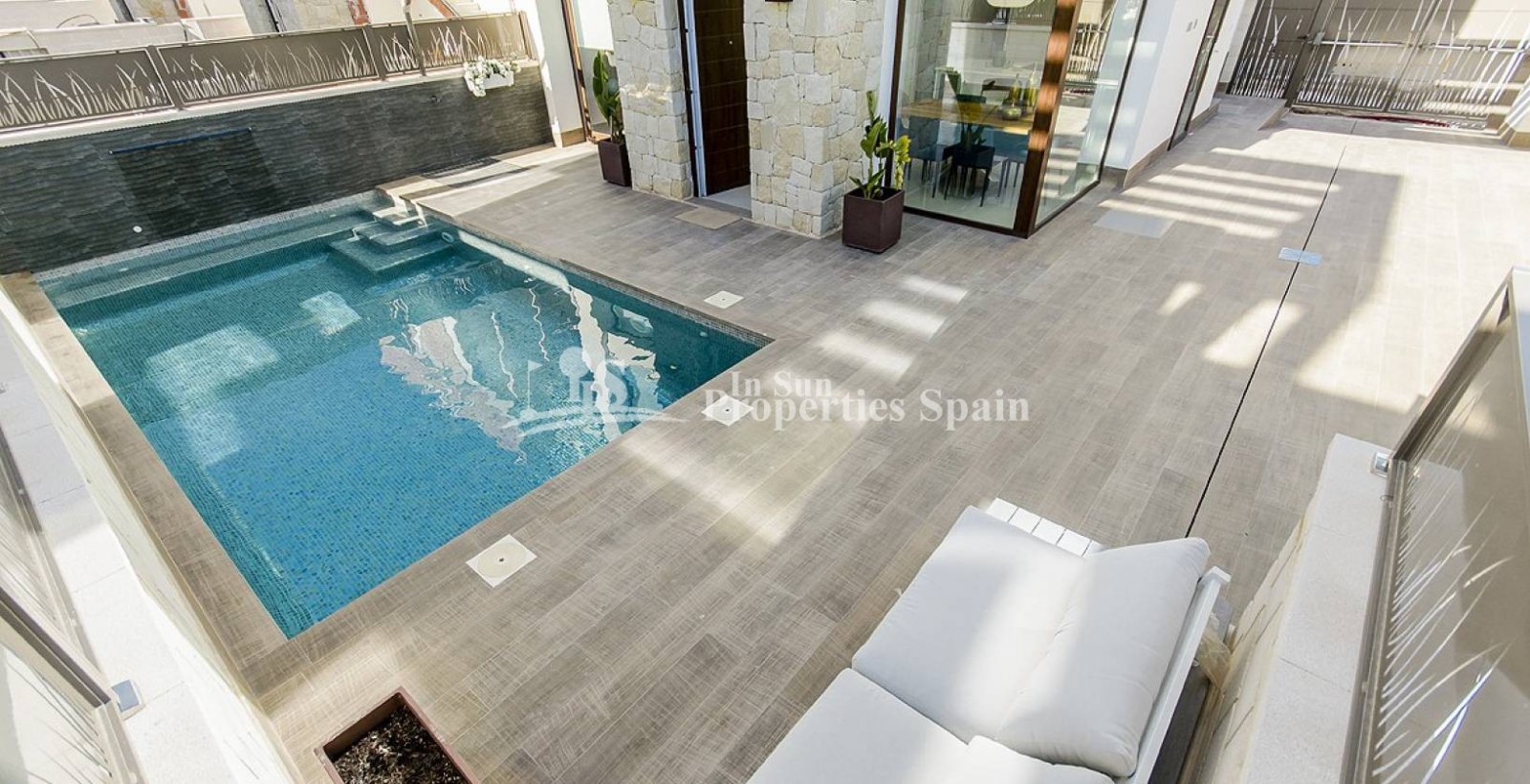 FANTASTISCHE FREISTEHENDE DESIGN-VILLA in ROJALES mit privatem Pool und Garten. 
 
Diese freistehende Villa von 109m2 mit Südausrichtung