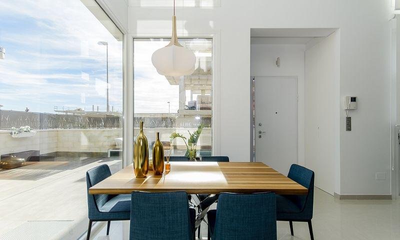 FANTASTISCHE FREISTEHENDE DESIGN-VILLA in ROJALES mit privatem Pool und Garten. 
 
Diese freistehende Villa von 109m2 mit Südausrichtung