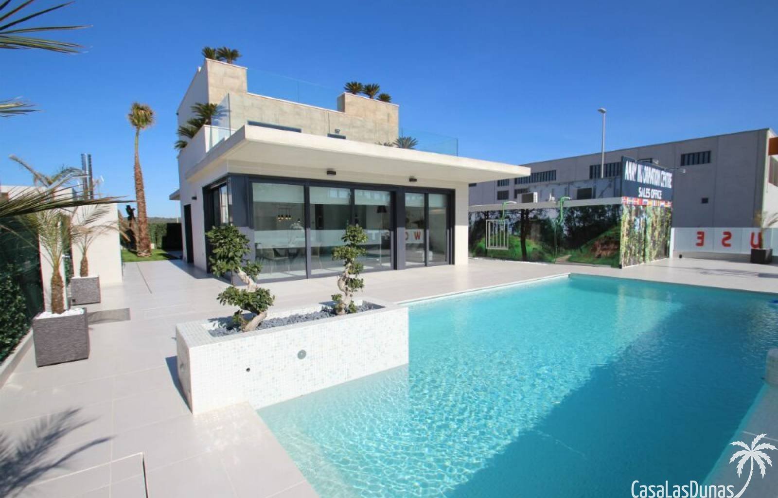  Nur wenige Schritte vom wunderschönen Sandstrand von Campoamor entfernt finden wir diese einzigartige Villa: Aguamarina. Die Villa befindet sich auf 