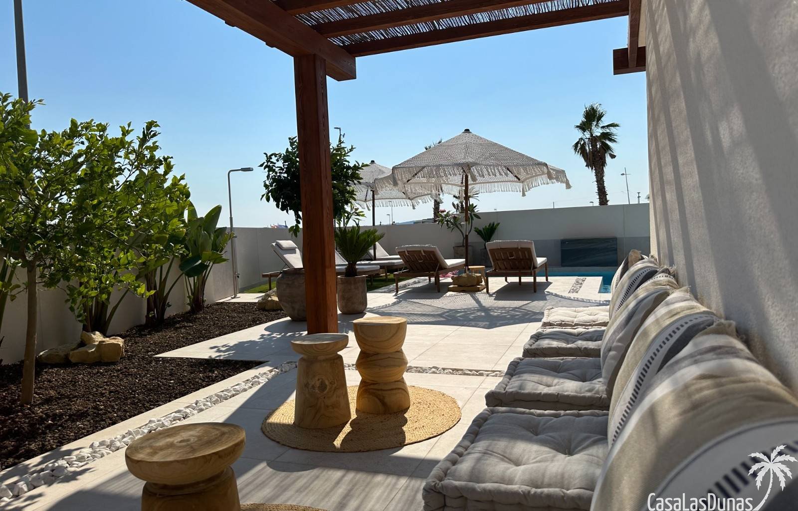 Die Villa Bella Sol ist ein idyllisches Urlaubsziel im charmanten Benijófar an der Costa Blanca, Spanien. Diese 2024 erbaute Luxusvilla verbindet Ruh