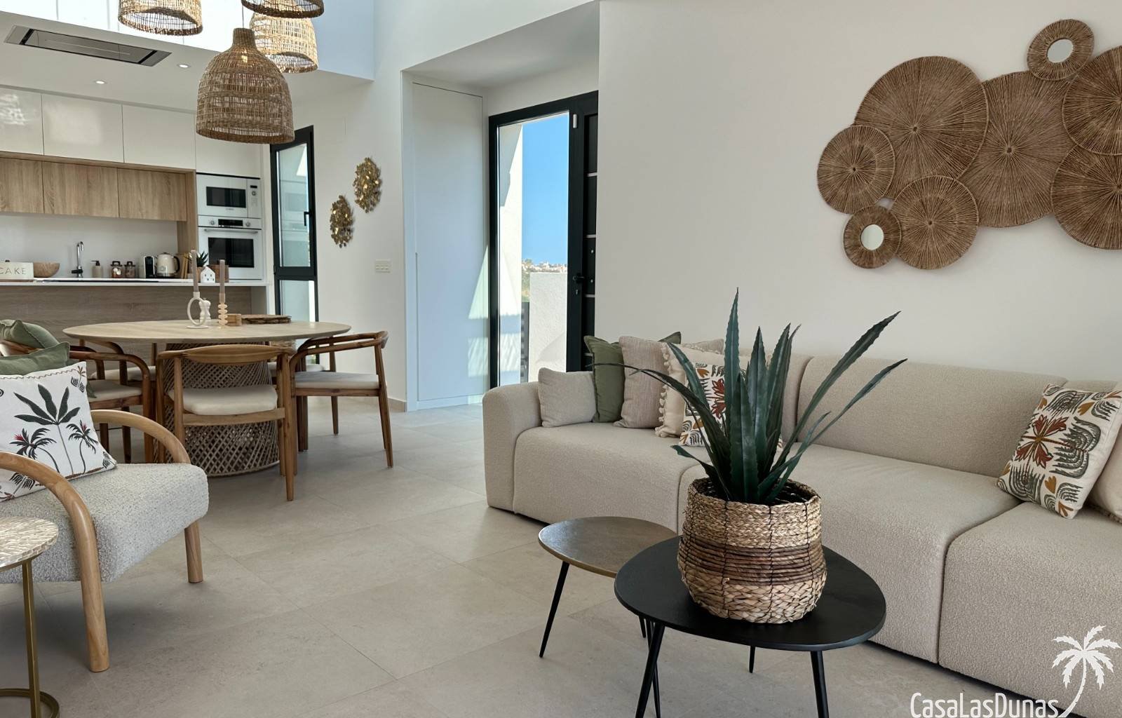 Die Villa Bella Sol ist ein idyllisches Urlaubsziel im charmanten Benijófar an der Costa Blanca, Spanien. Diese 2024 erbaute Luxusvilla verbindet Ruh