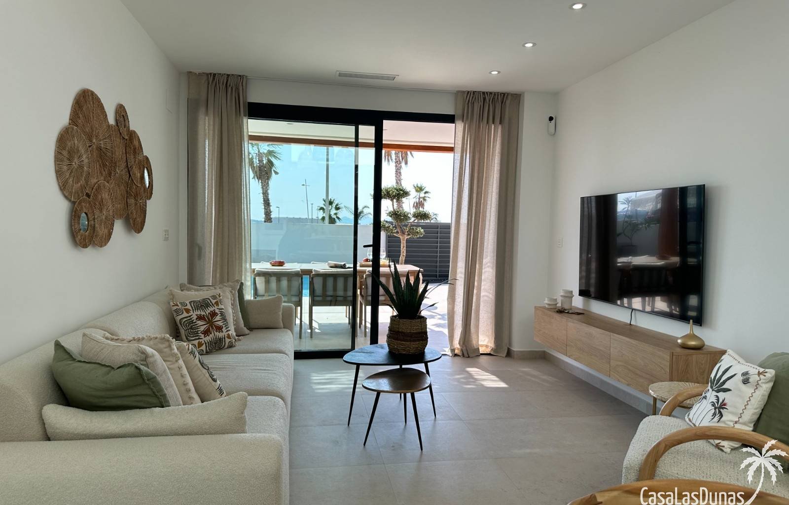 Die Villa Bella Sol ist ein idyllisches Urlaubsziel im charmanten Benijófar an der Costa Blanca, Spanien. Diese 2024 erbaute Luxusvilla verbindet Ruh