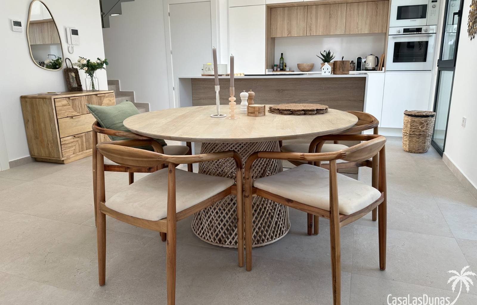 Die Villa Bella Sol ist ein idyllisches Urlaubsziel im charmanten Benijófar an der Costa Blanca, Spanien. Diese 2024 erbaute Luxusvilla verbindet Ruh