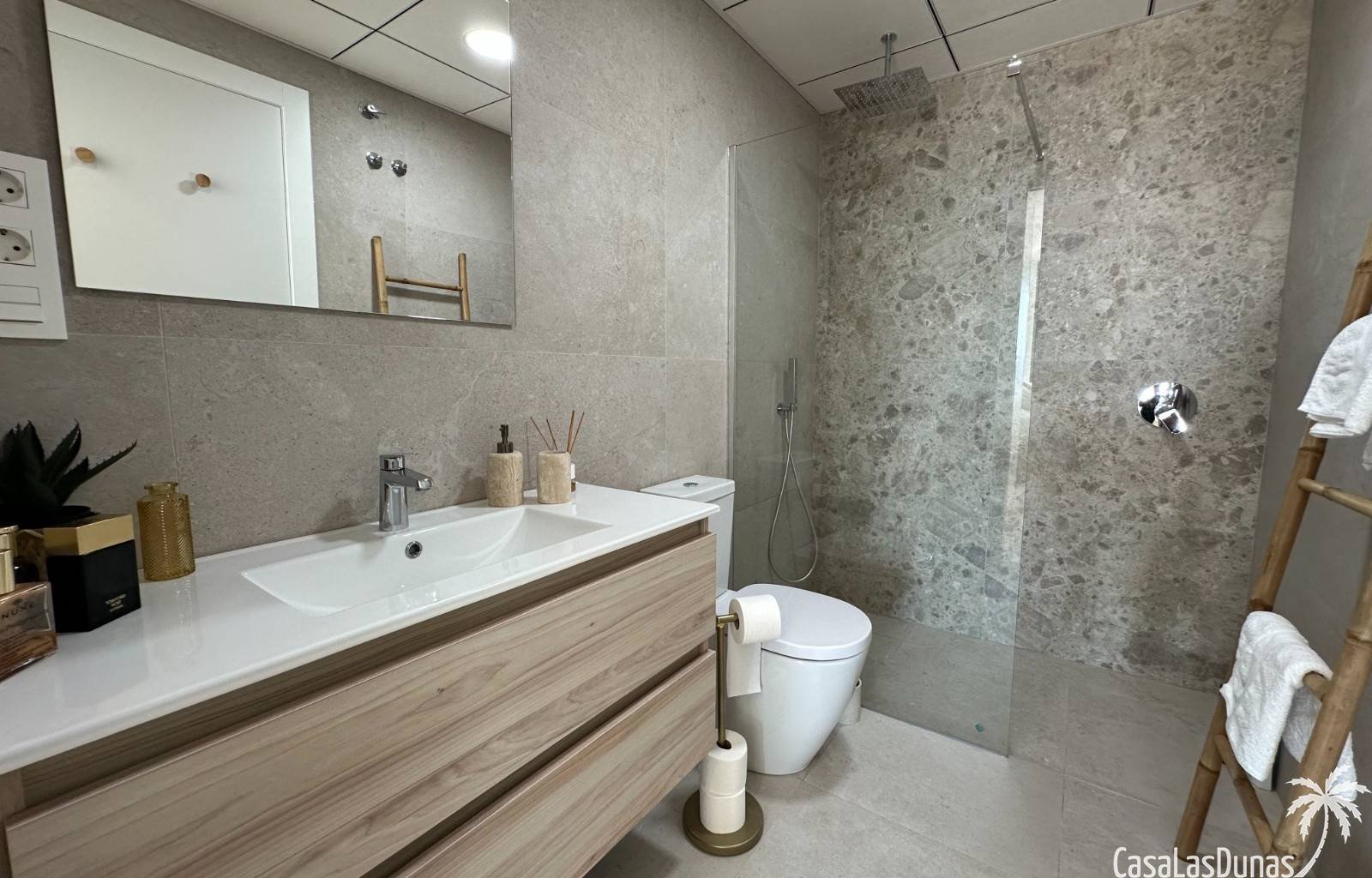 Die Villa Bella Sol ist ein idyllisches Urlaubsziel im charmanten Benijófar an der Costa Blanca, Spanien. Diese 2024 erbaute Luxusvilla verbindet Ruh