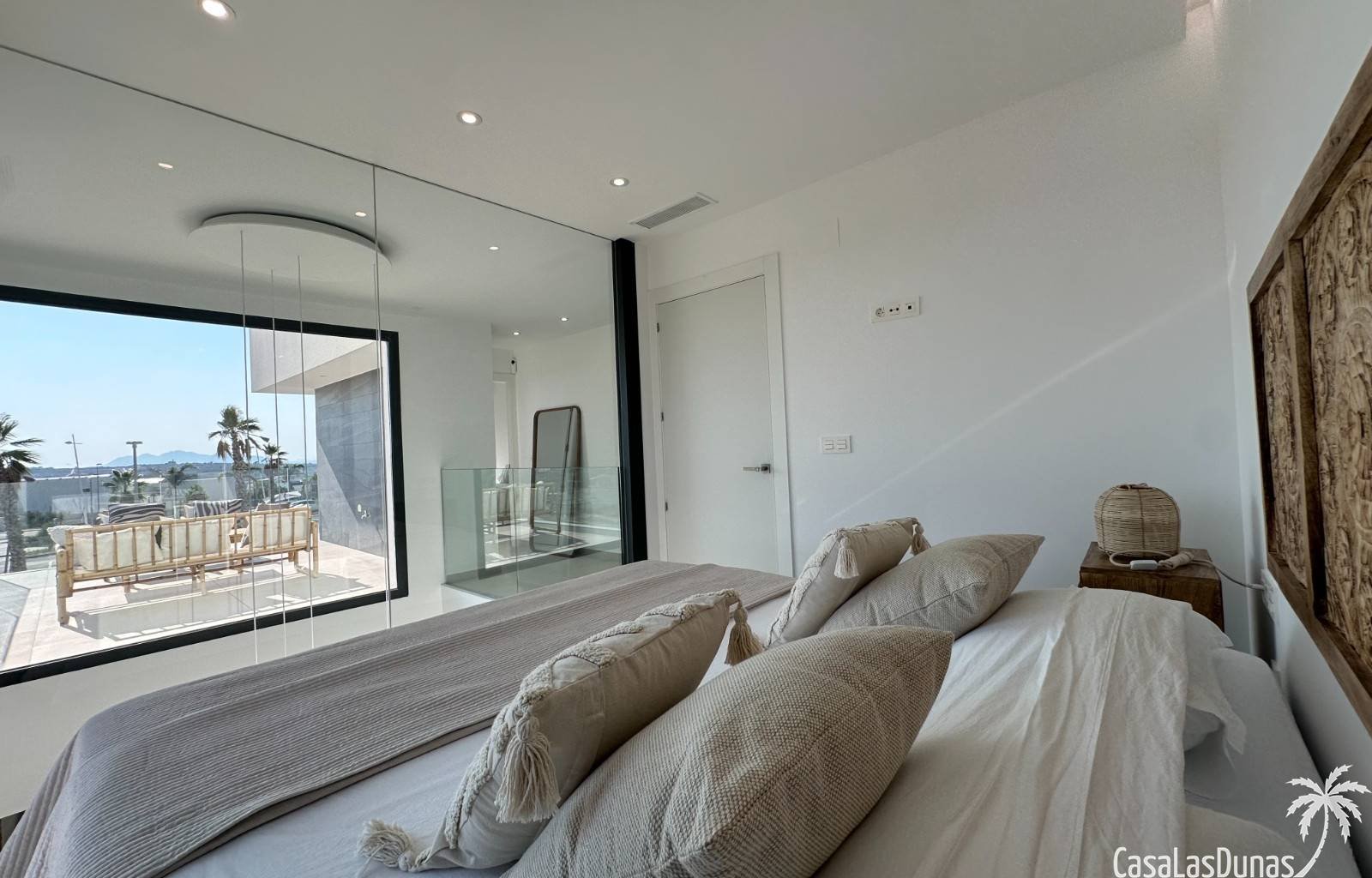 Die Villa Bella Sol ist ein idyllisches Urlaubsziel im charmanten Benijófar an der Costa Blanca, Spanien. Diese 2024 erbaute Luxusvilla verbindet Ruh