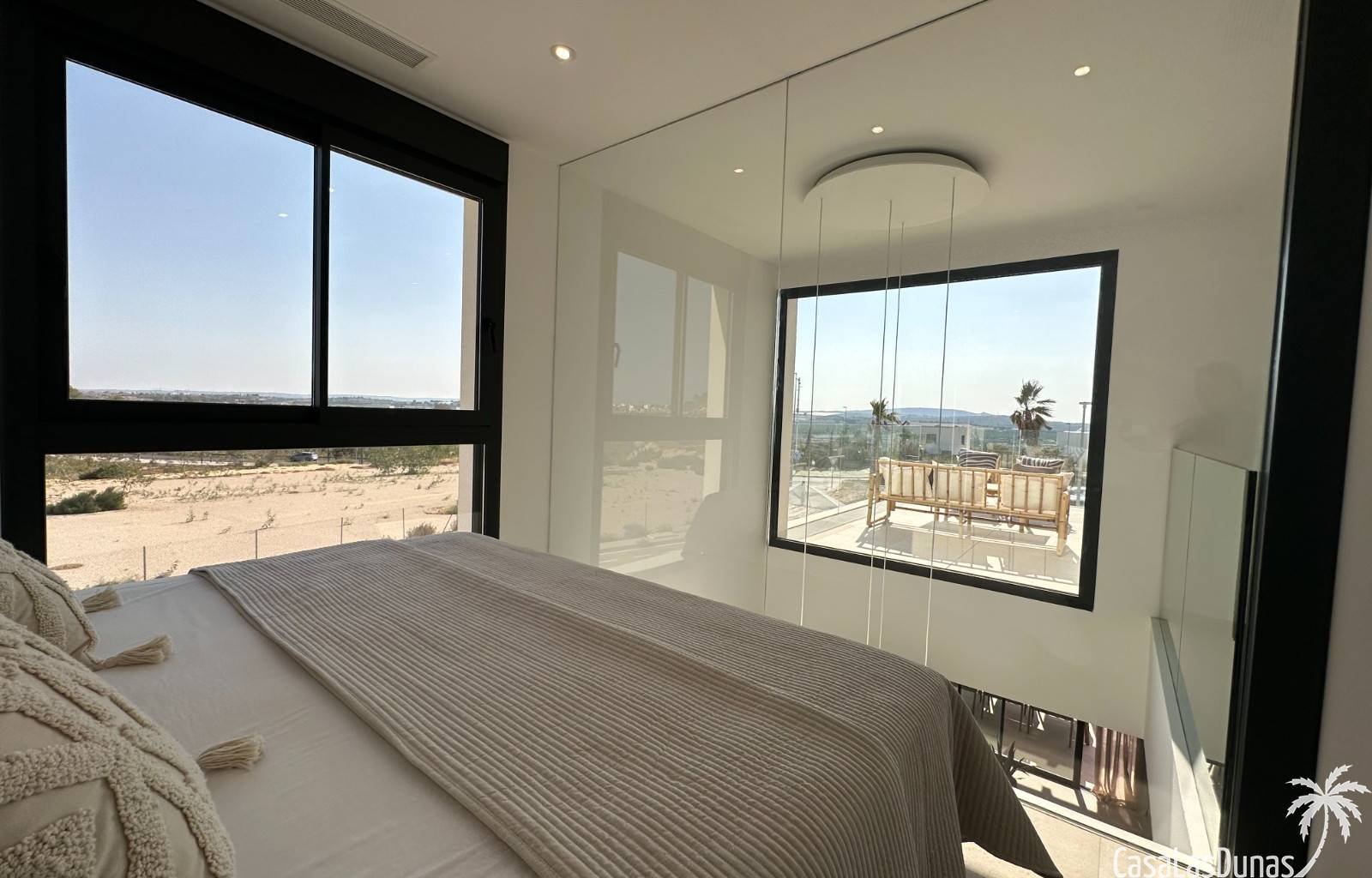 Die Villa Bella Sol ist ein idyllisches Urlaubsziel im charmanten Benijófar an der Costa Blanca, Spanien. Diese 2024 erbaute Luxusvilla verbindet Ruh