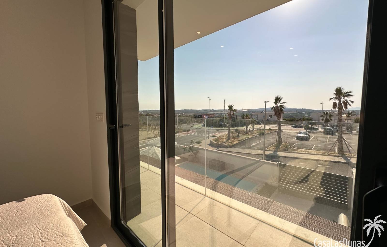 Die Villa Bella Sol ist ein idyllisches Urlaubsziel im charmanten Benijófar an der Costa Blanca, Spanien. Diese 2024 erbaute Luxusvilla verbindet Ruh