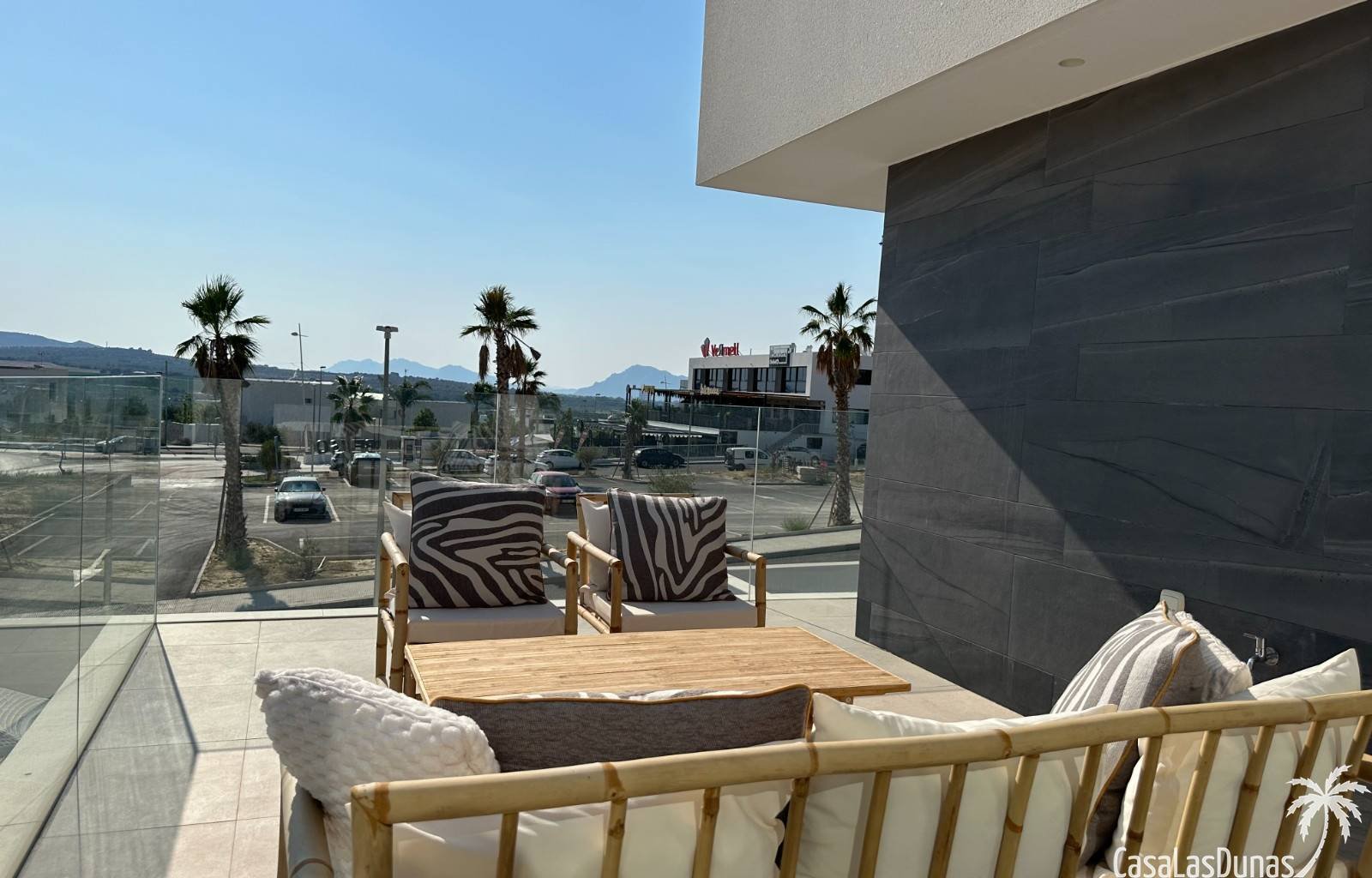 Die Villa Bella Sol ist ein idyllisches Urlaubsziel im charmanten Benijófar an der Costa Blanca, Spanien. Diese 2024 erbaute Luxusvilla verbindet Ruh