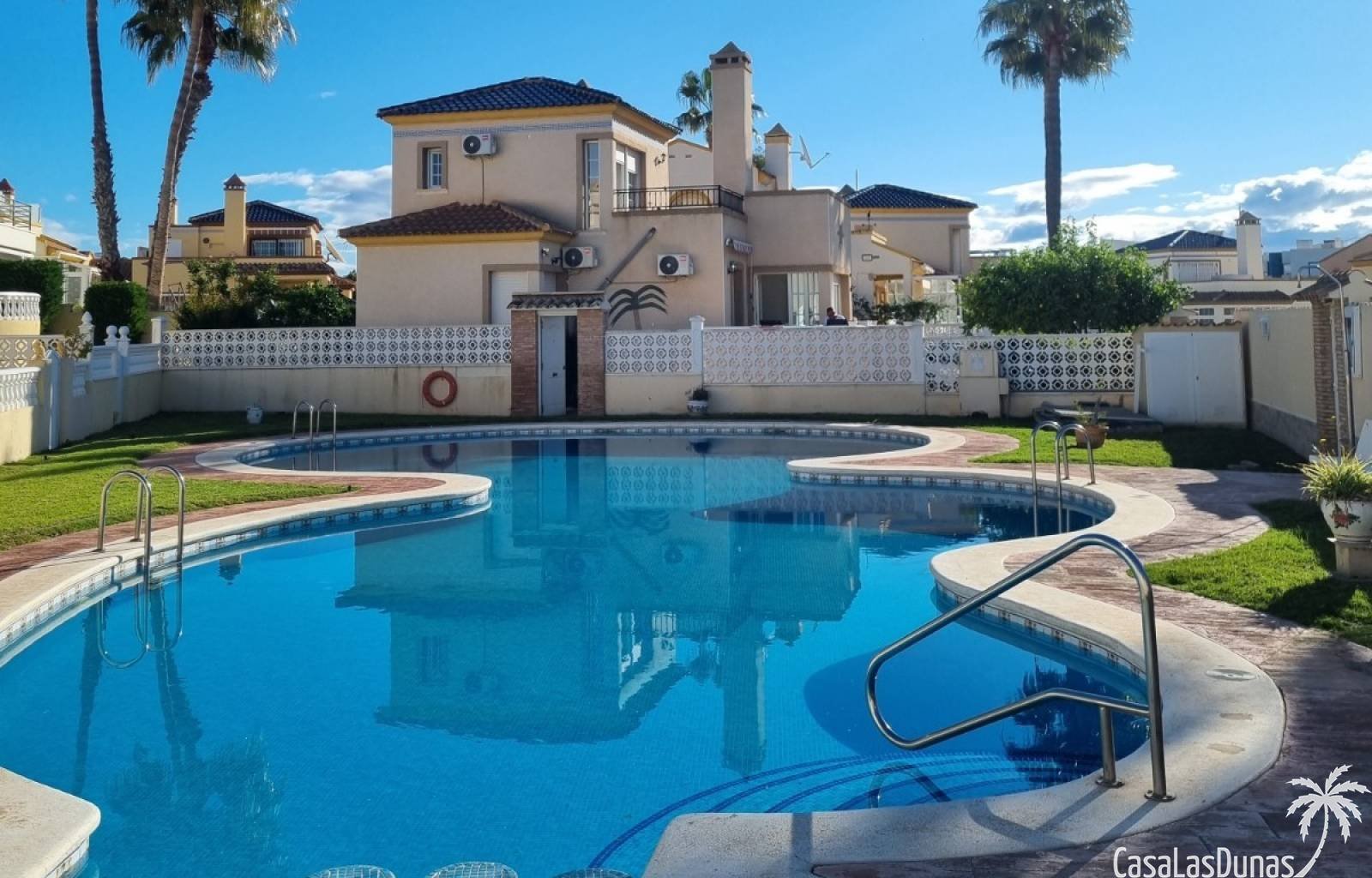 In dieser prächtigen, freistehenden Villa erwartet Sie eine Oase der Ruhe, nur wenige Schritte von allen Annehmlichkeiten entfernt! Stellen Sie sich