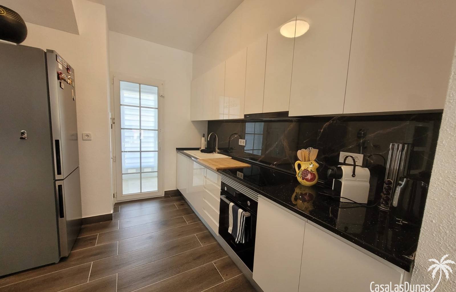 In dieser prächtigen, freistehenden Villa erwartet Sie eine Oase der Ruhe, nur wenige Schritte von allen Annehmlichkeiten entfernt! Stellen Sie sich