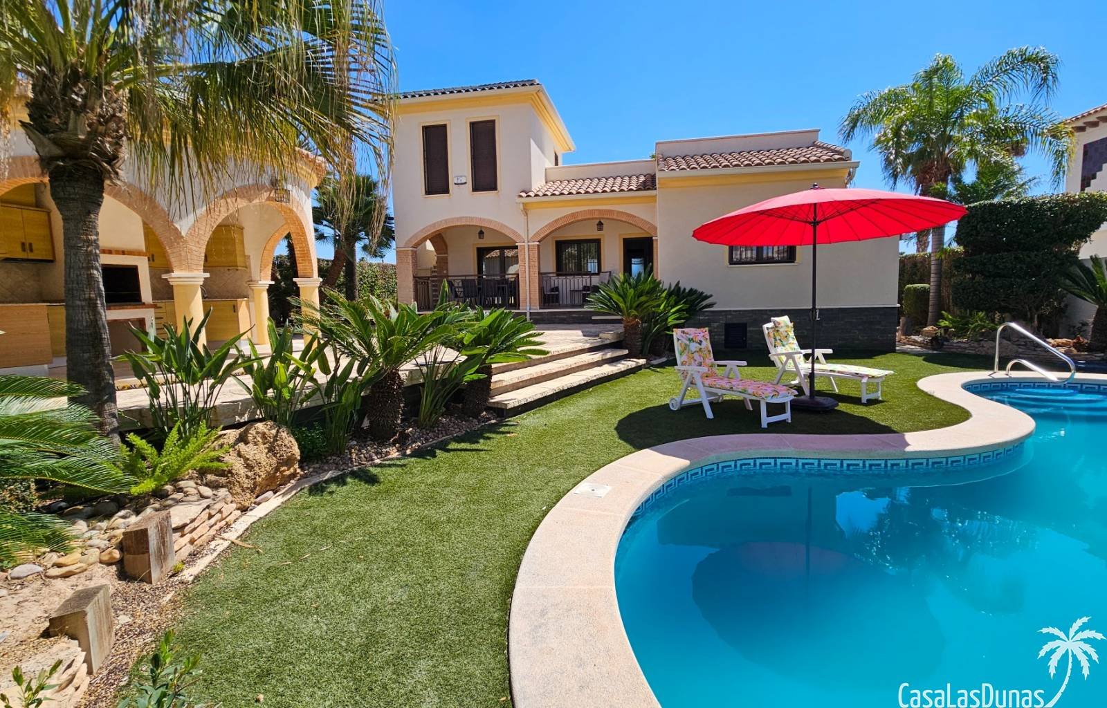 Wir sind stolz, Ihnen diese prächtige, perfekt gepflegte traditionelle spanische Villa anbieten zu können, die in einer prestigeträchtigen Gegend der