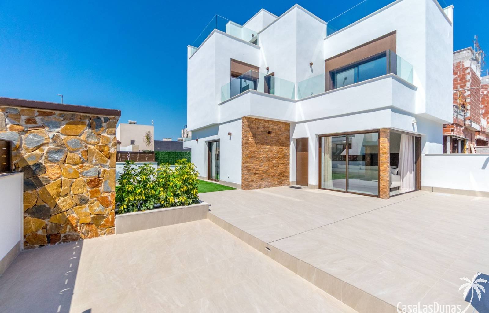 Nur 10 Kilometer vom Mittelmeer und weniger als einen Kilometer vom Dorfzentrum entfernt werden derzeit diese wunderschönen modernen Doppelhaushälfte