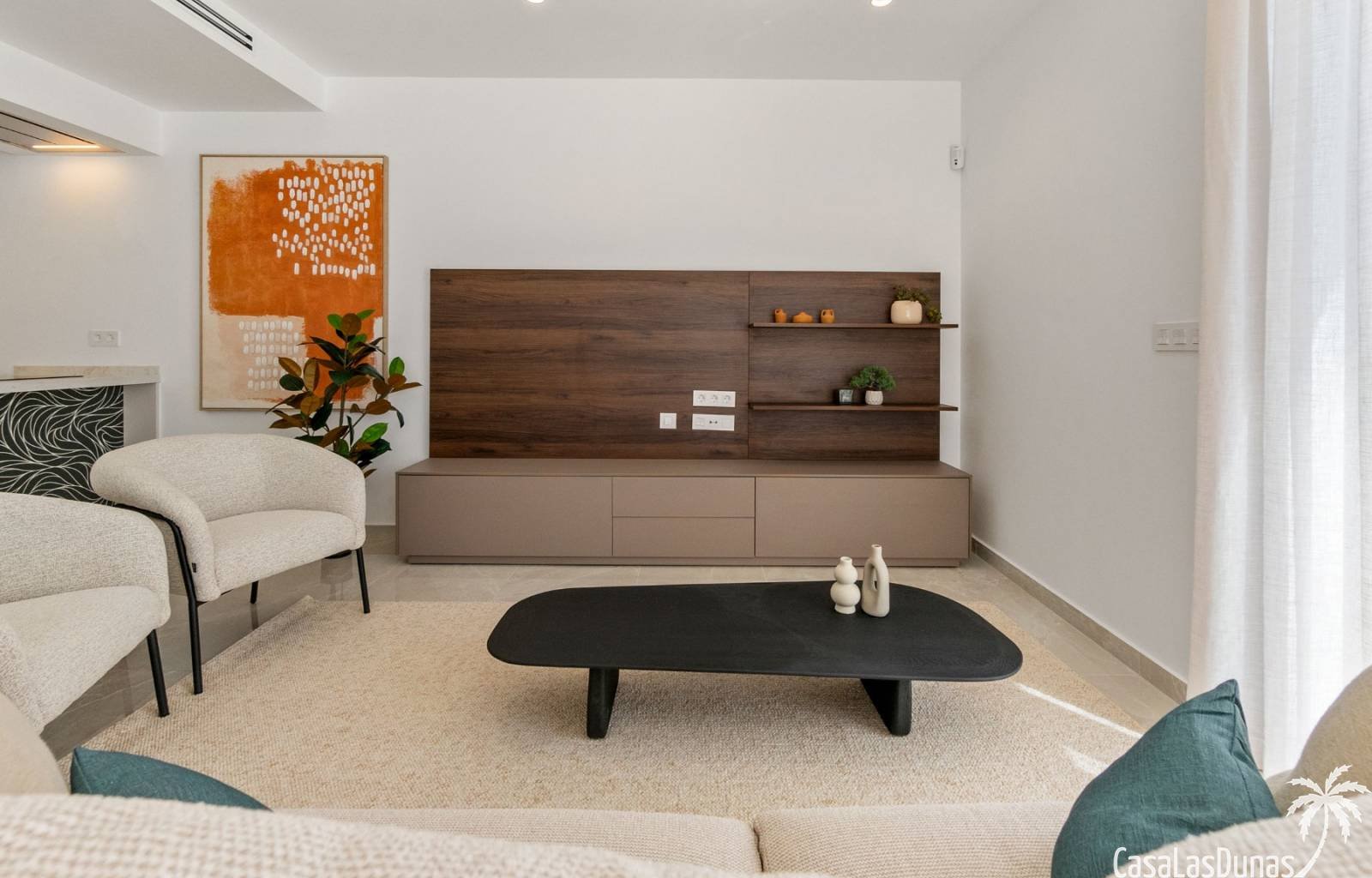 Nur 10 Kilometer vom Mittelmeer und weniger als einen Kilometer vom Dorfzentrum entfernt werden derzeit diese wunderschönen modernen Doppelhaushälfte