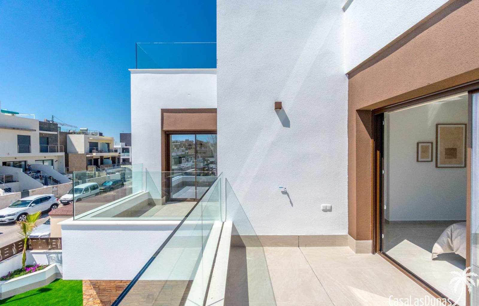 Nur 10 Kilometer vom Mittelmeer und weniger als einen Kilometer vom Dorfzentrum entfernt werden derzeit diese wunderschönen modernen Doppelhaushälfte