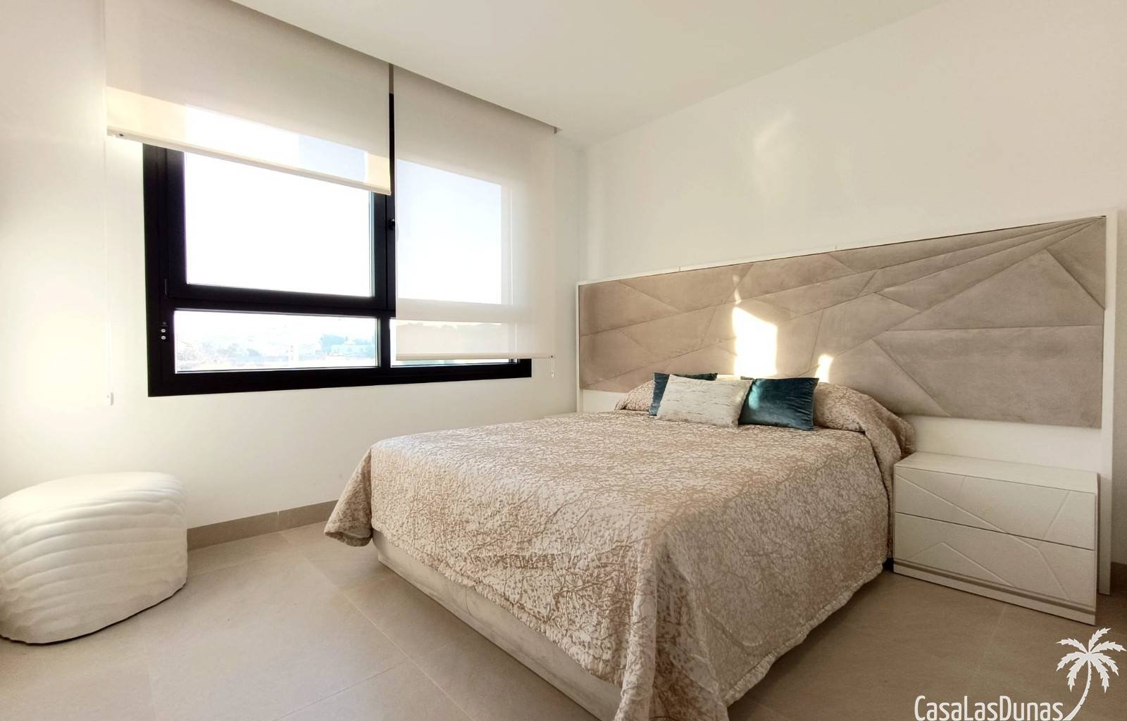 Dieses Projekt wird derzeit in der beliebten Stadt Benijofar gebaut. Die erste Phase umfasst sechs Doppelhaushälften mit 3 Schlafzimmern und 3 Bädern