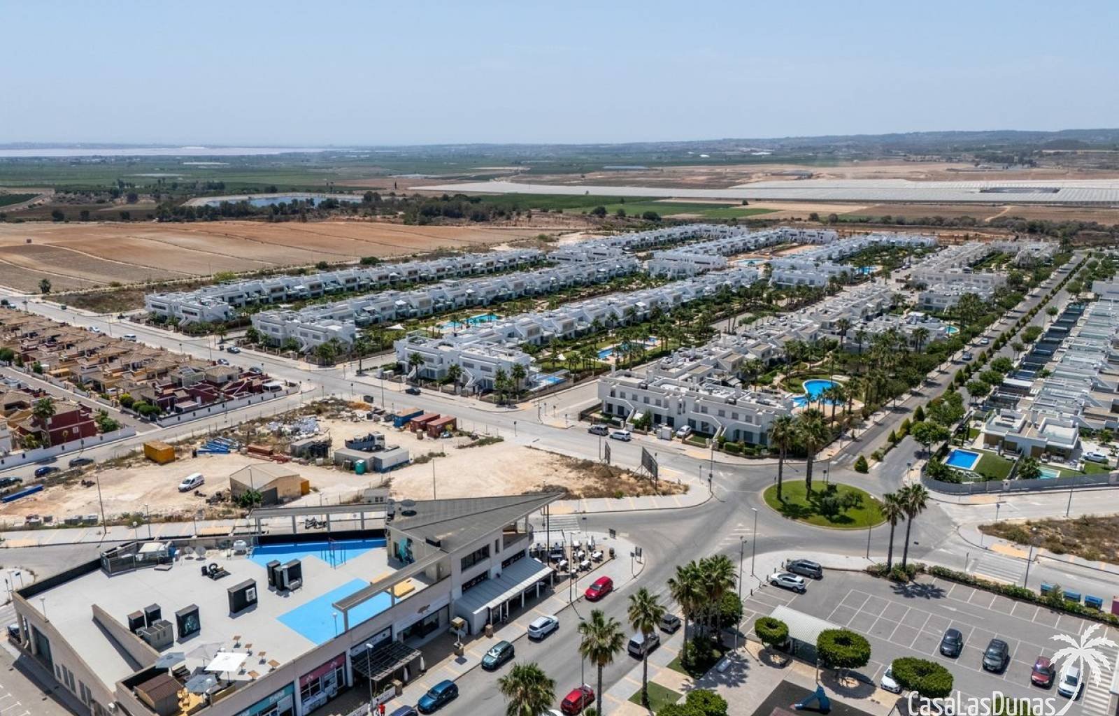 Diese elegante, moderne einstöckige Villa strahlt Ruhe und Luxus aus. Das Haus verfügt über einen geräumigen, offenen Wohn- und Essbereich mit großen