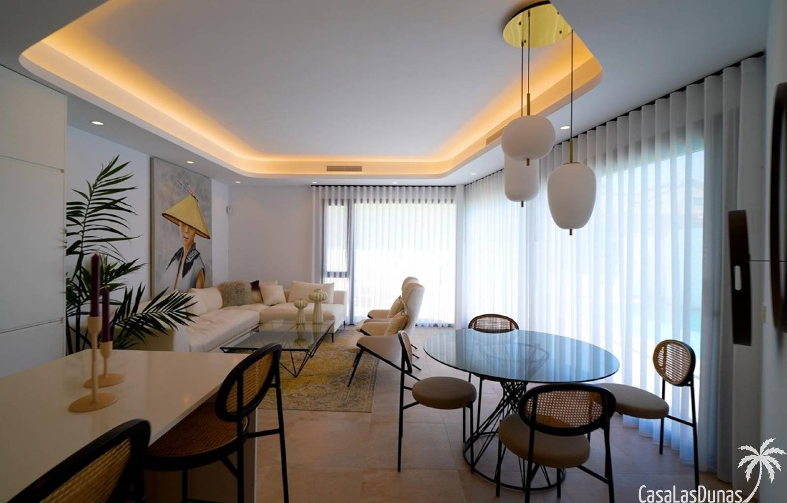 Deze exclusieve villas beschikken over 3 slaapkamers en 3 badkamers, én buitenzwembad, een carport en een fraai aangelegde tuin. Gelegen in het zonni