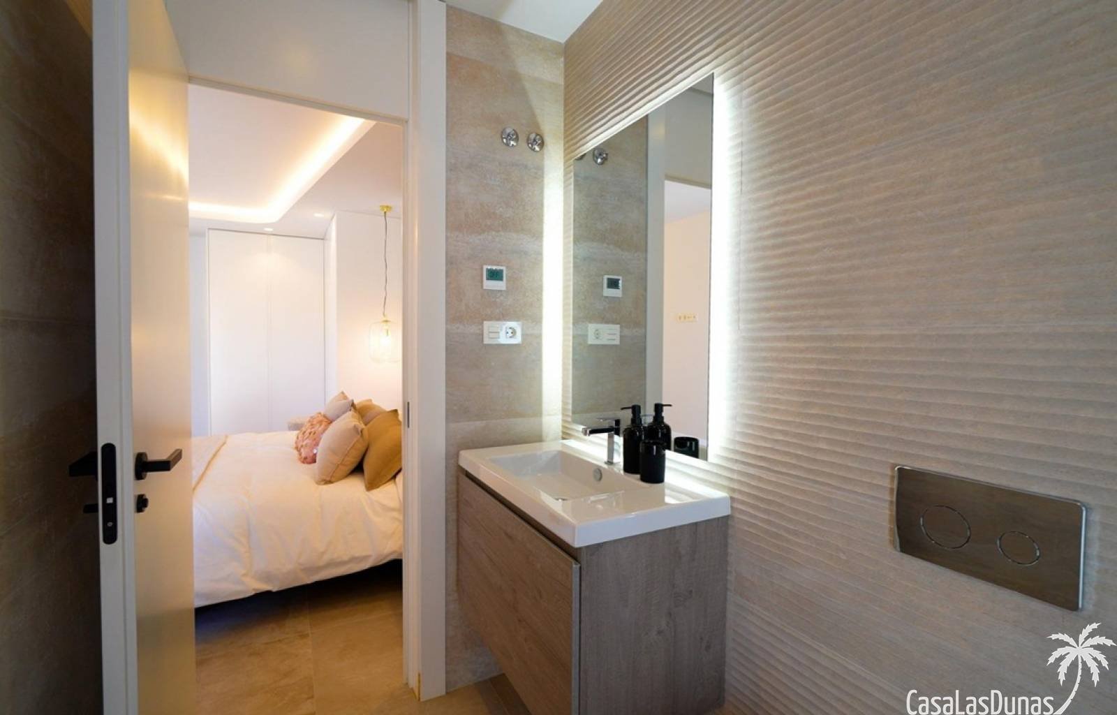 Deze exclusieve villas beschikken over 3 slaapkamers en 3 badkamers, én buitenzwembad, een carport en een fraai aangelegde tuin. Gelegen in het zonni